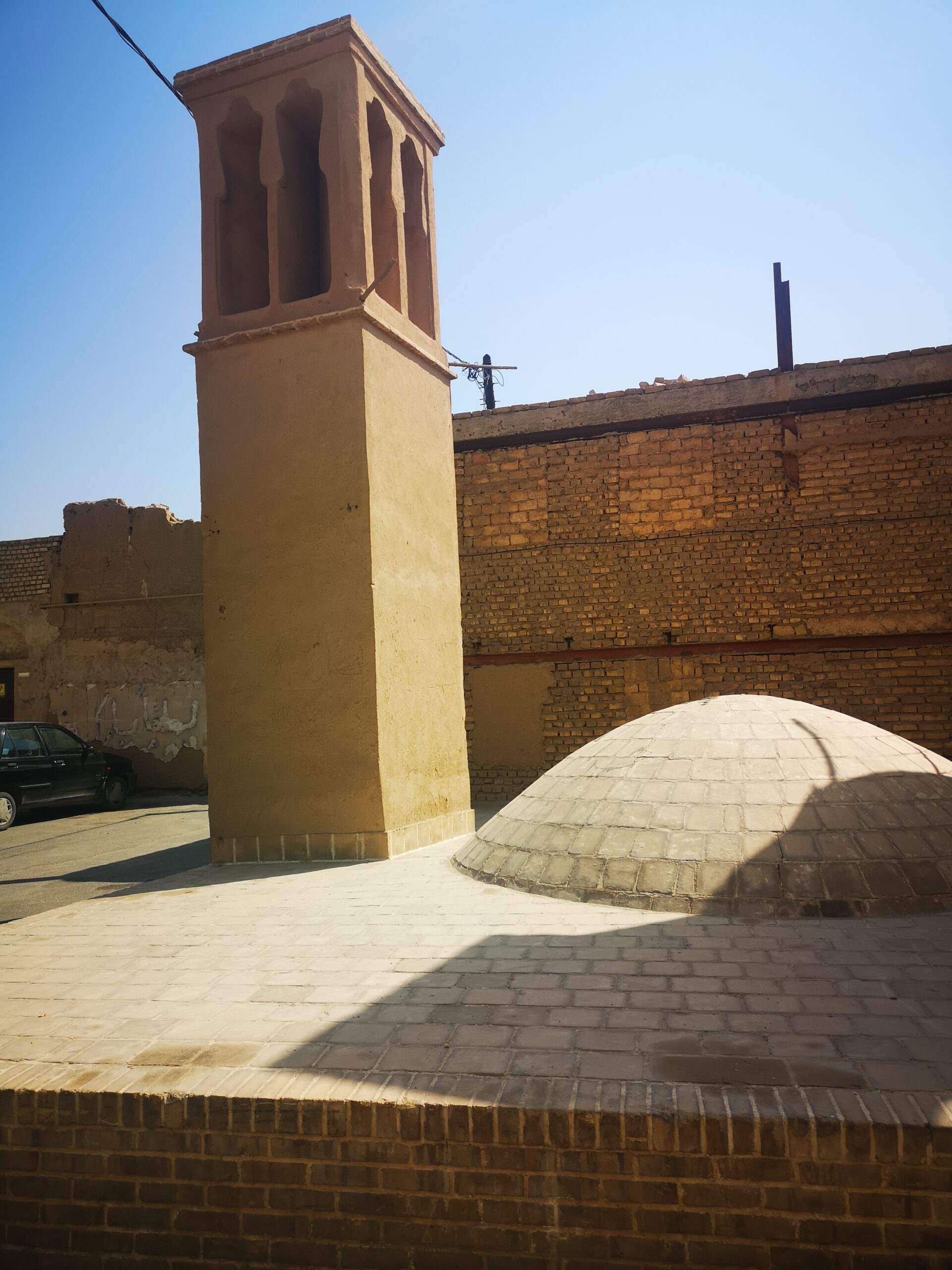 Carrer estret amb torres de vent (badgirs) al centre històric de Yazd