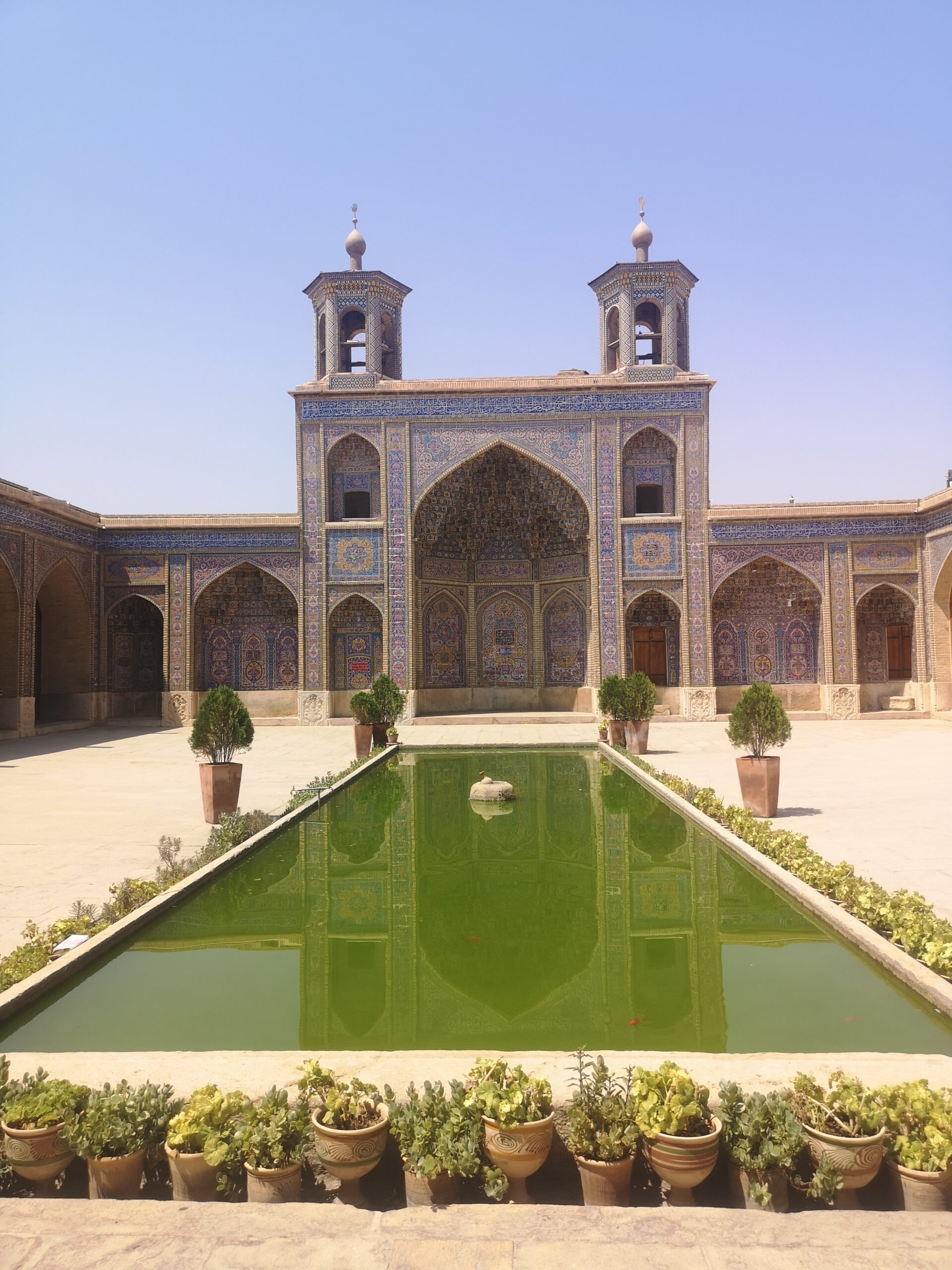 Façana amb dos minarets d'una mesquita del centre de Xiraz