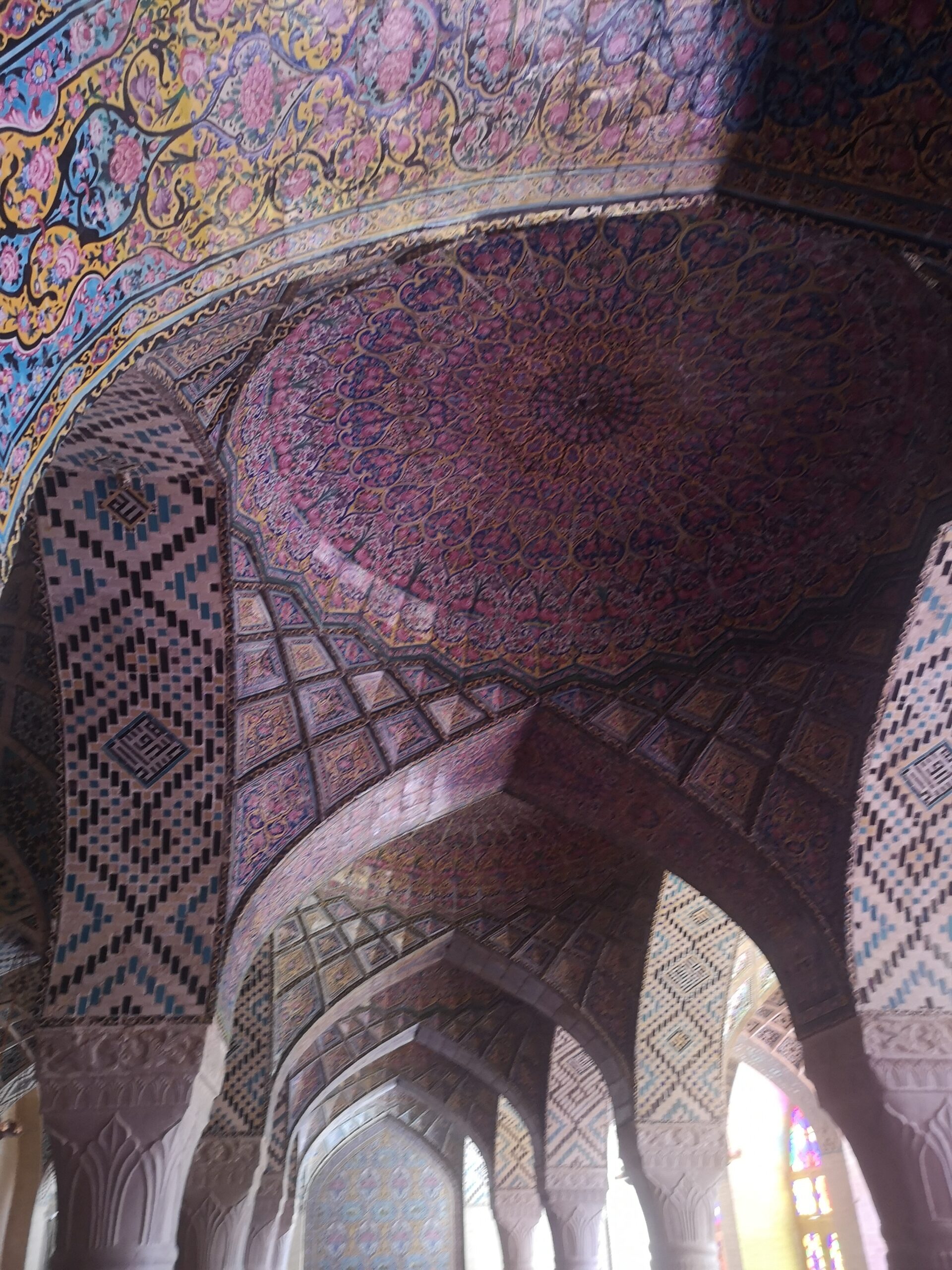 Cúpula amb decoració de mosaic de miralls a l'interior de Shah Cheragh