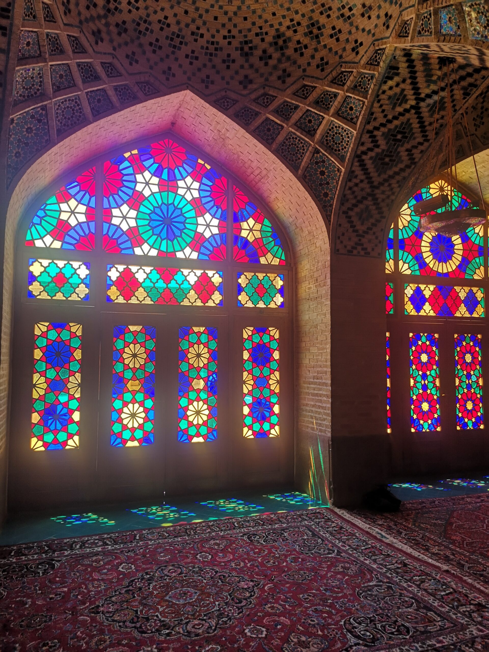 Detall d'un dels vitralls de colors de la Mesquita Nasir al-Mulk