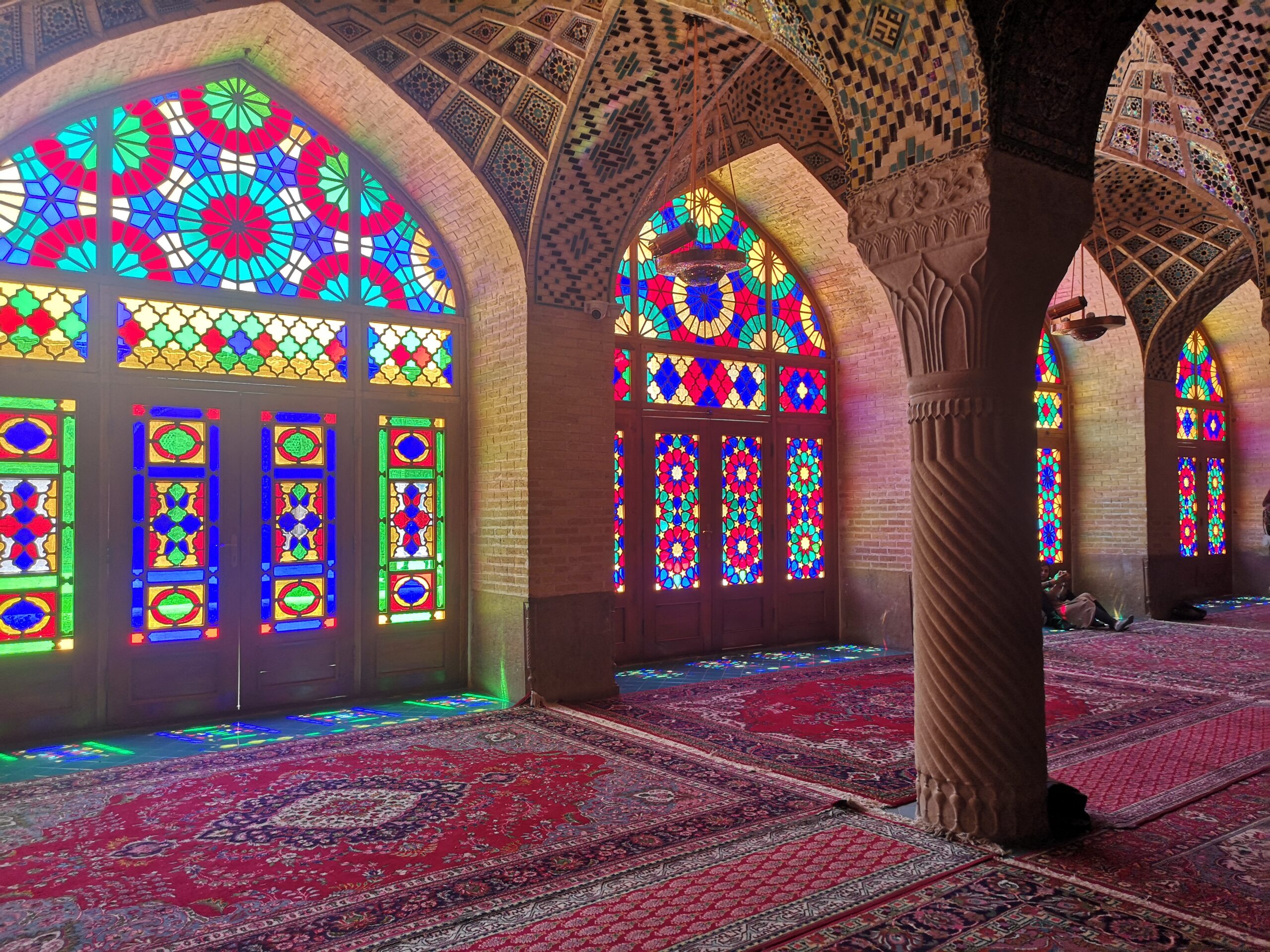 Interior de la Mesquita Nasir al-Mulk il·luminat pels vitralls de colors