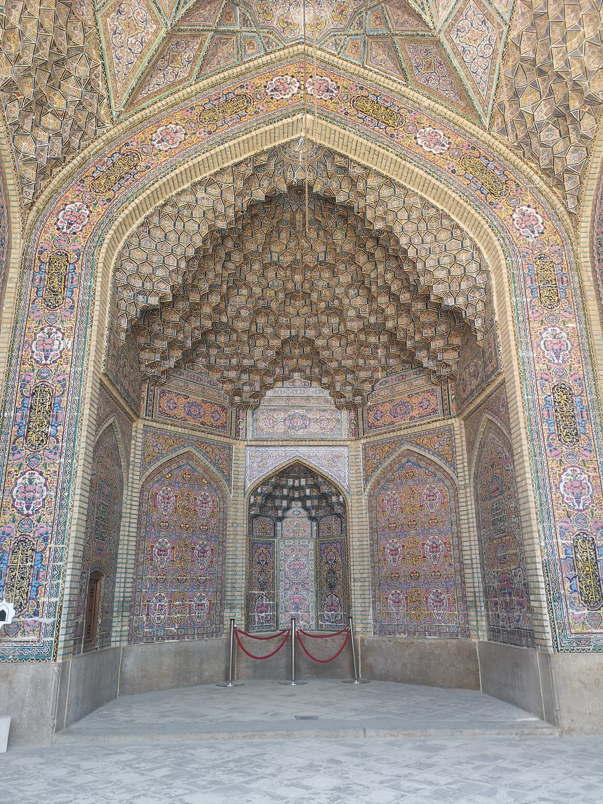 Portal d'entrada amb mocàrabs i rajoles de la Mesquita Nasir al-Mulk