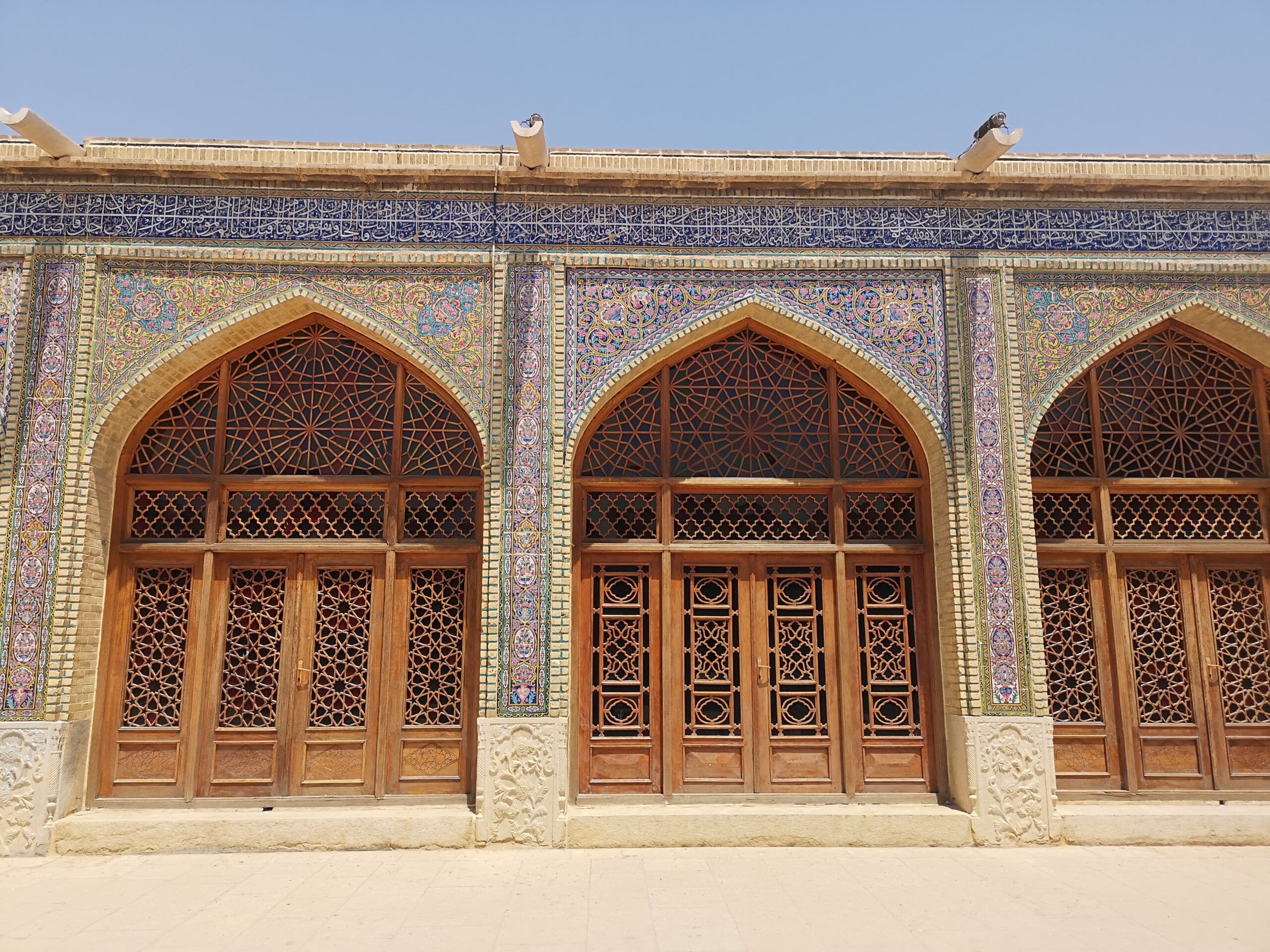 Façana exterior amb arcs de la Mesquita Nasir al-Mulk a Xiraz