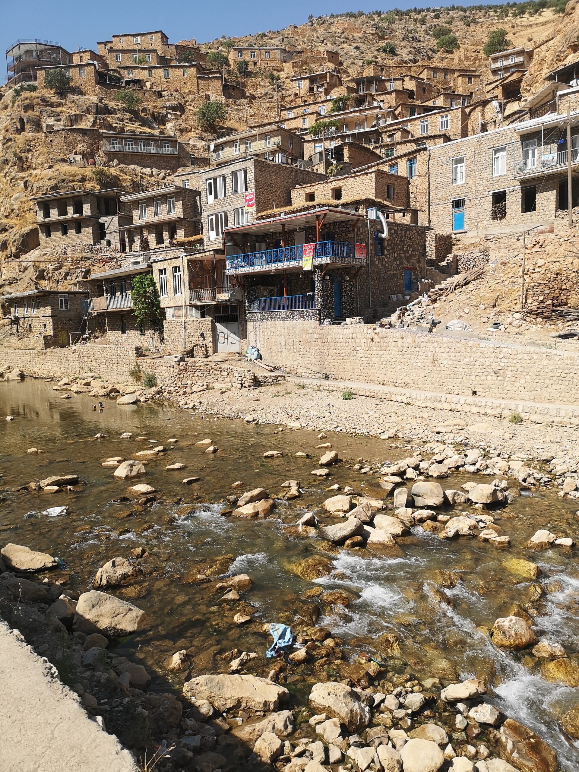 Cases excavades directament a la roca volcànica al turó de Kandovan