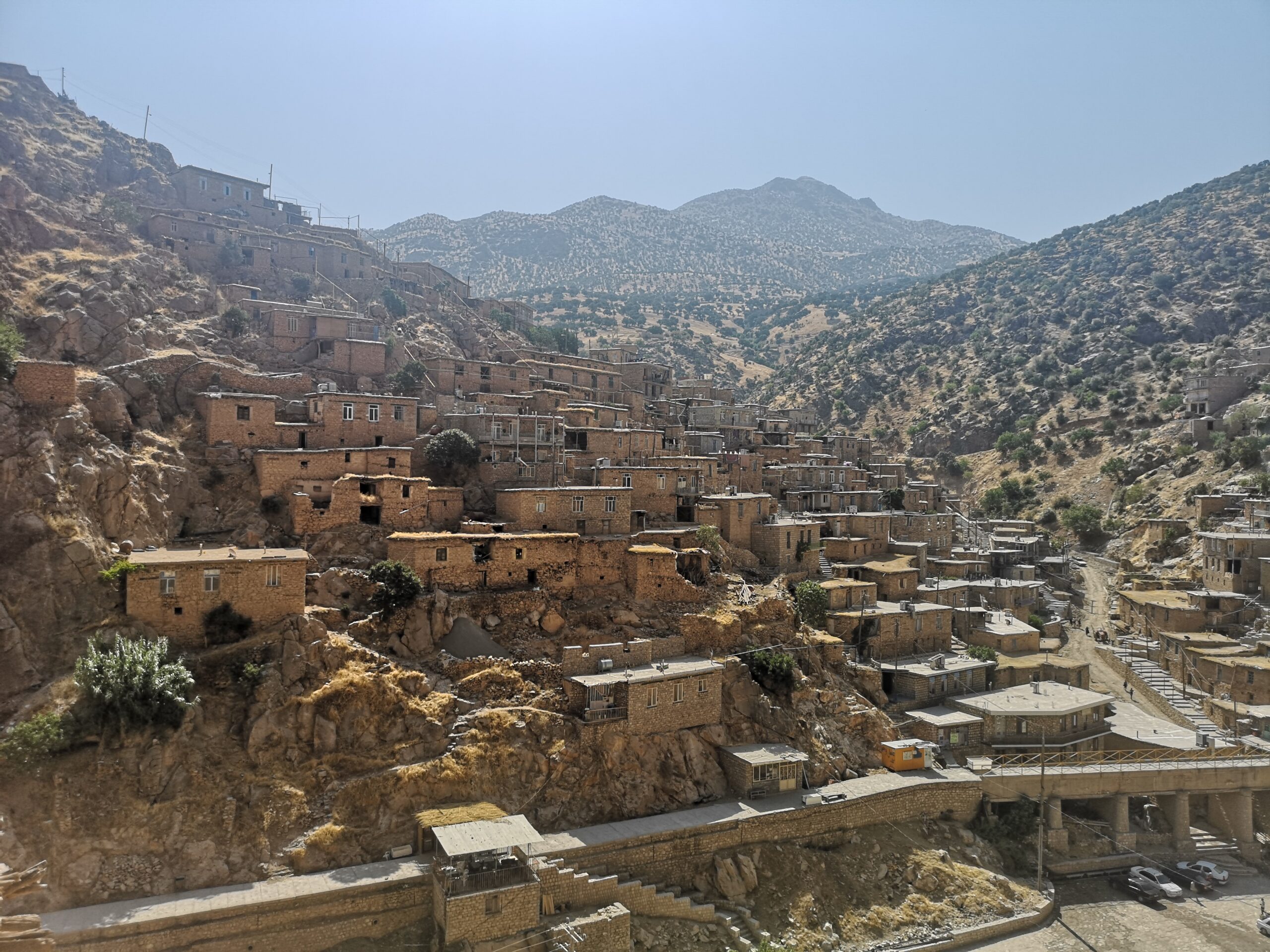 Panoràmica de les cases de roca de Kandovan i les muntanyes del voltant