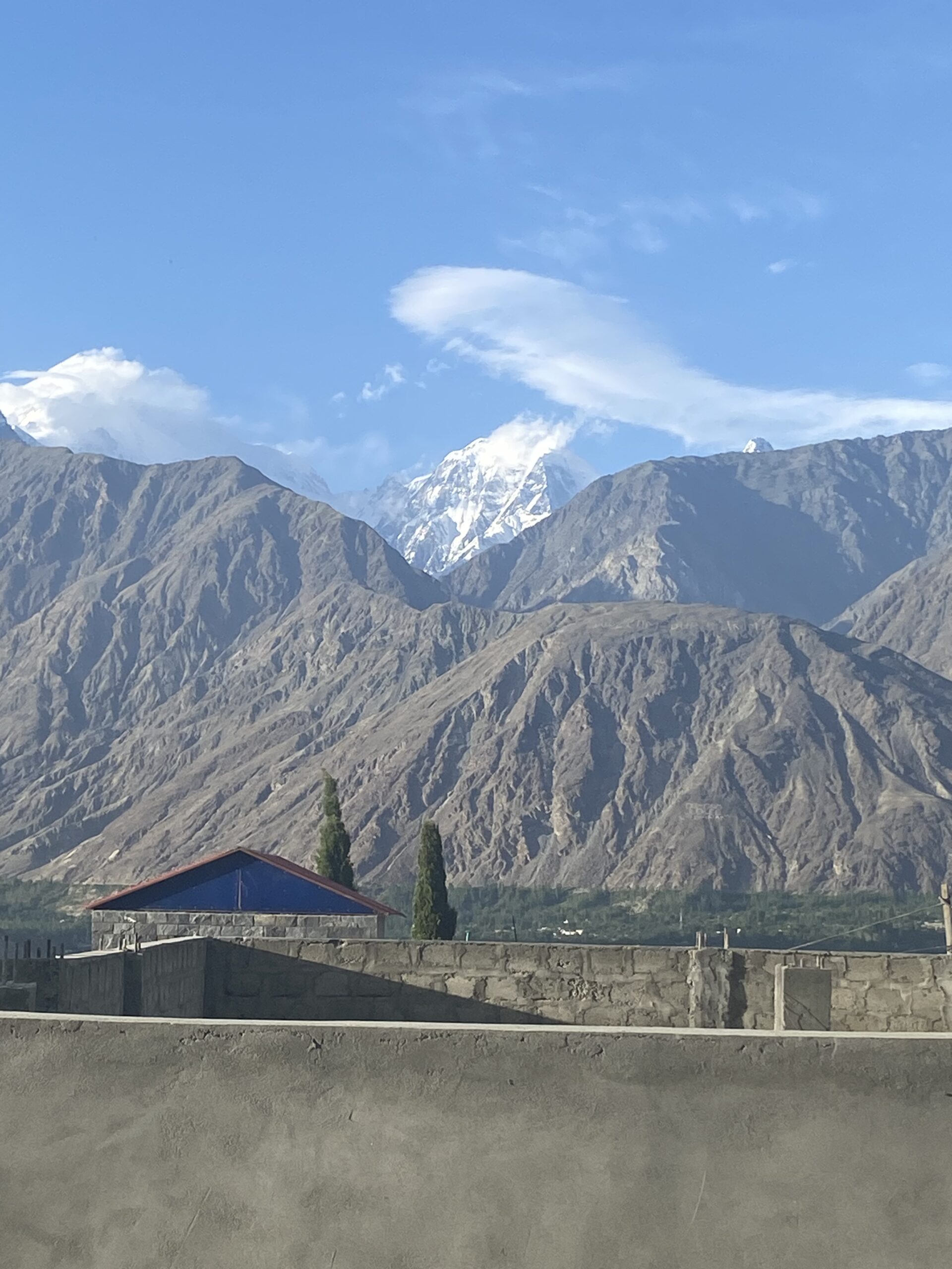 Gilgit River i els penya-segats del Karakoram amb cims de més de 7.000 metres