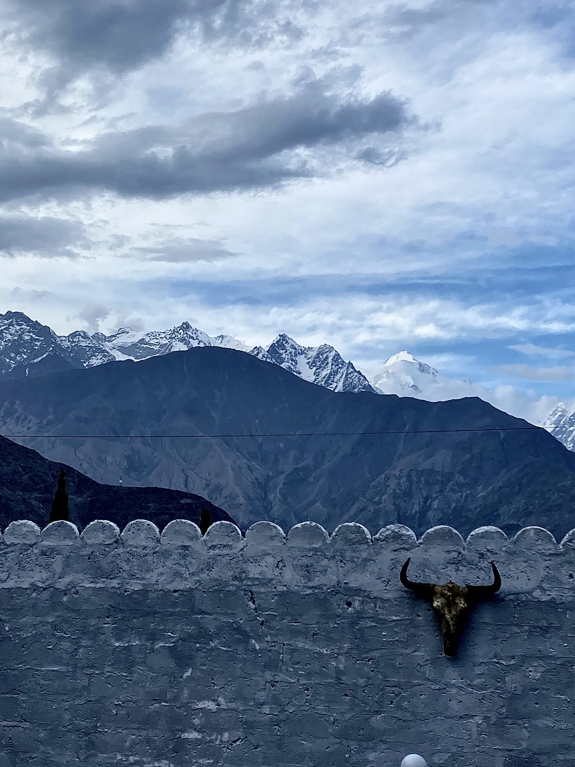 Nit al riu amb hospitalitat local a Gilgit Foguera a la vora del Gilgit River amb els penya-segats del Karakoram al fons