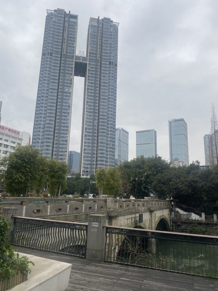 Gratacels i torres de vidre del modern skyline de Chengdu, Sichuan