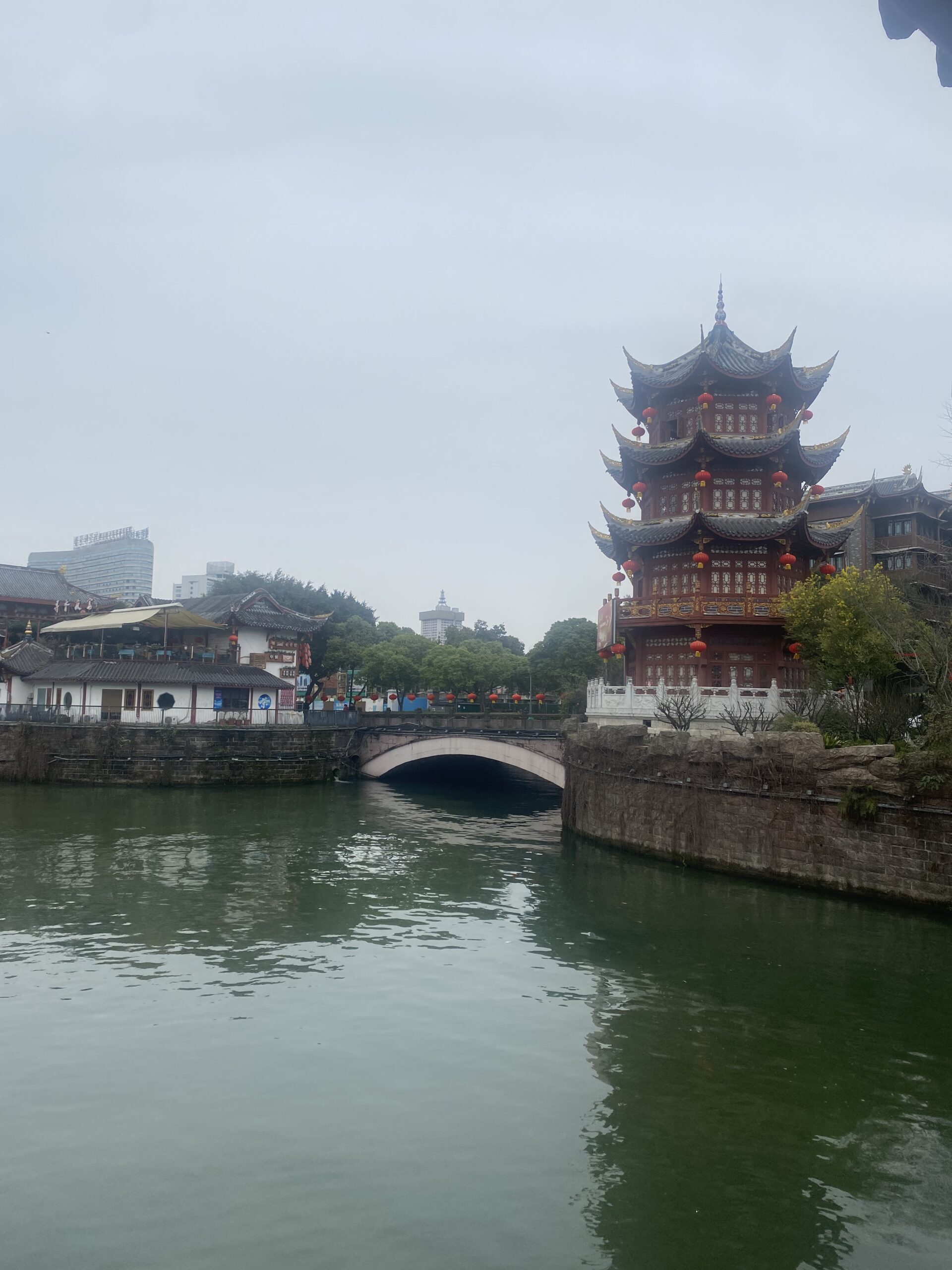 Pavelló tradicional xinès i pont de pedra vora l'estany a la Casa de Du Fu a Chengdu