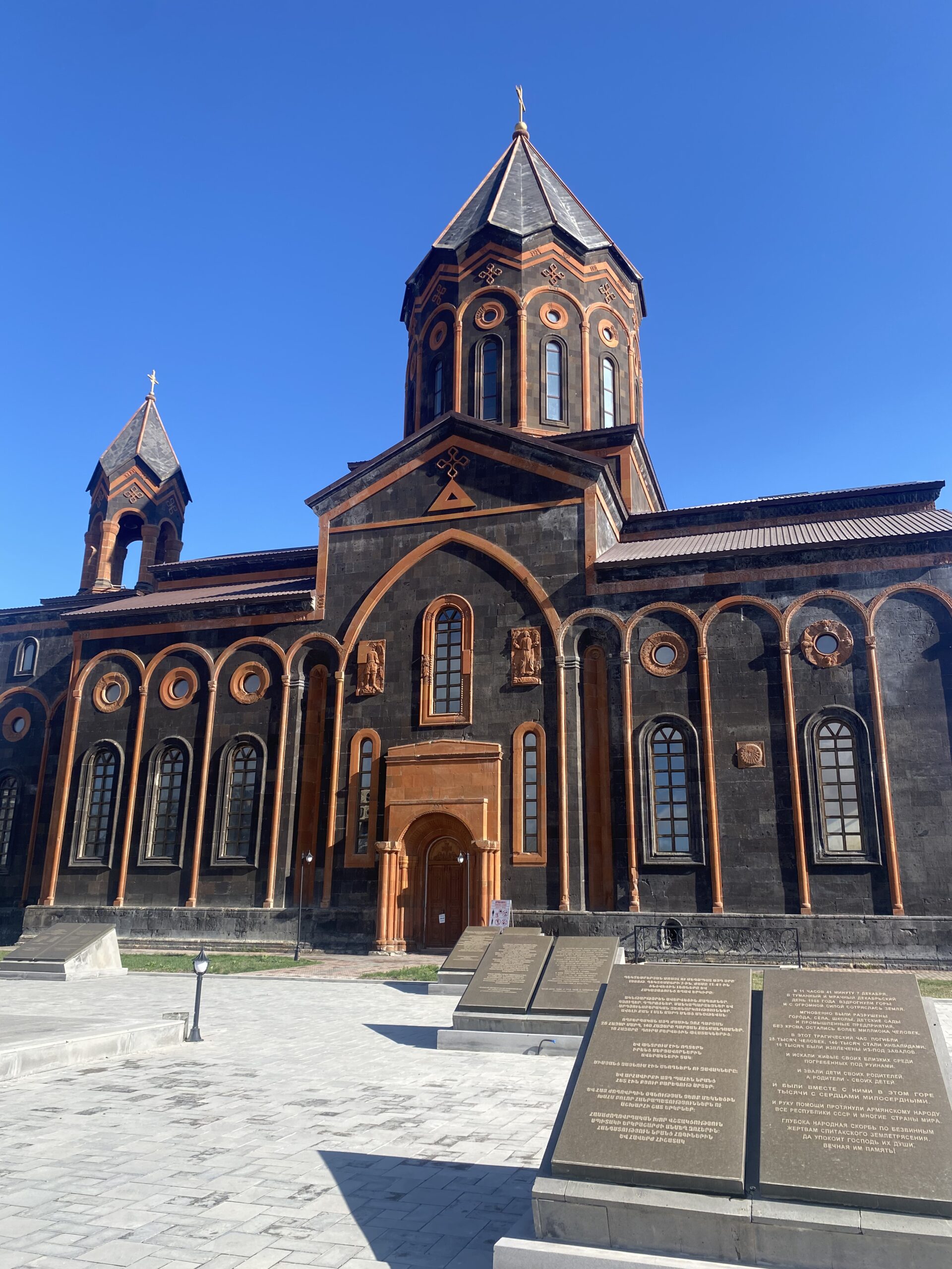 Catedral de la Mare de Déu de Gyumri, feta amb tuf vermell i negre, a Vardanants Square