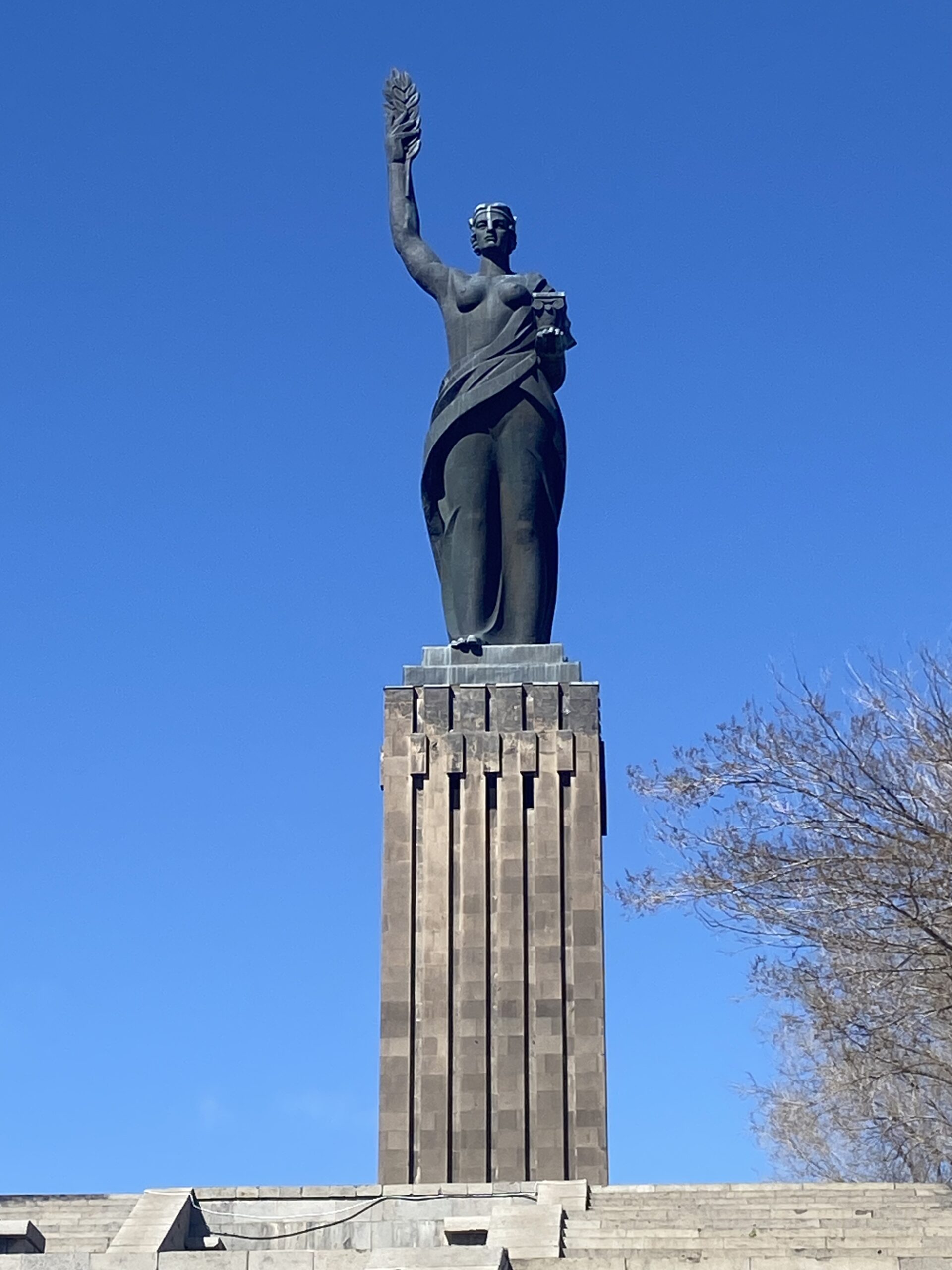 Estàtua sobre un pedestal de pedra, a prop de la fortalesa de Sev Berd, coberta de neu
