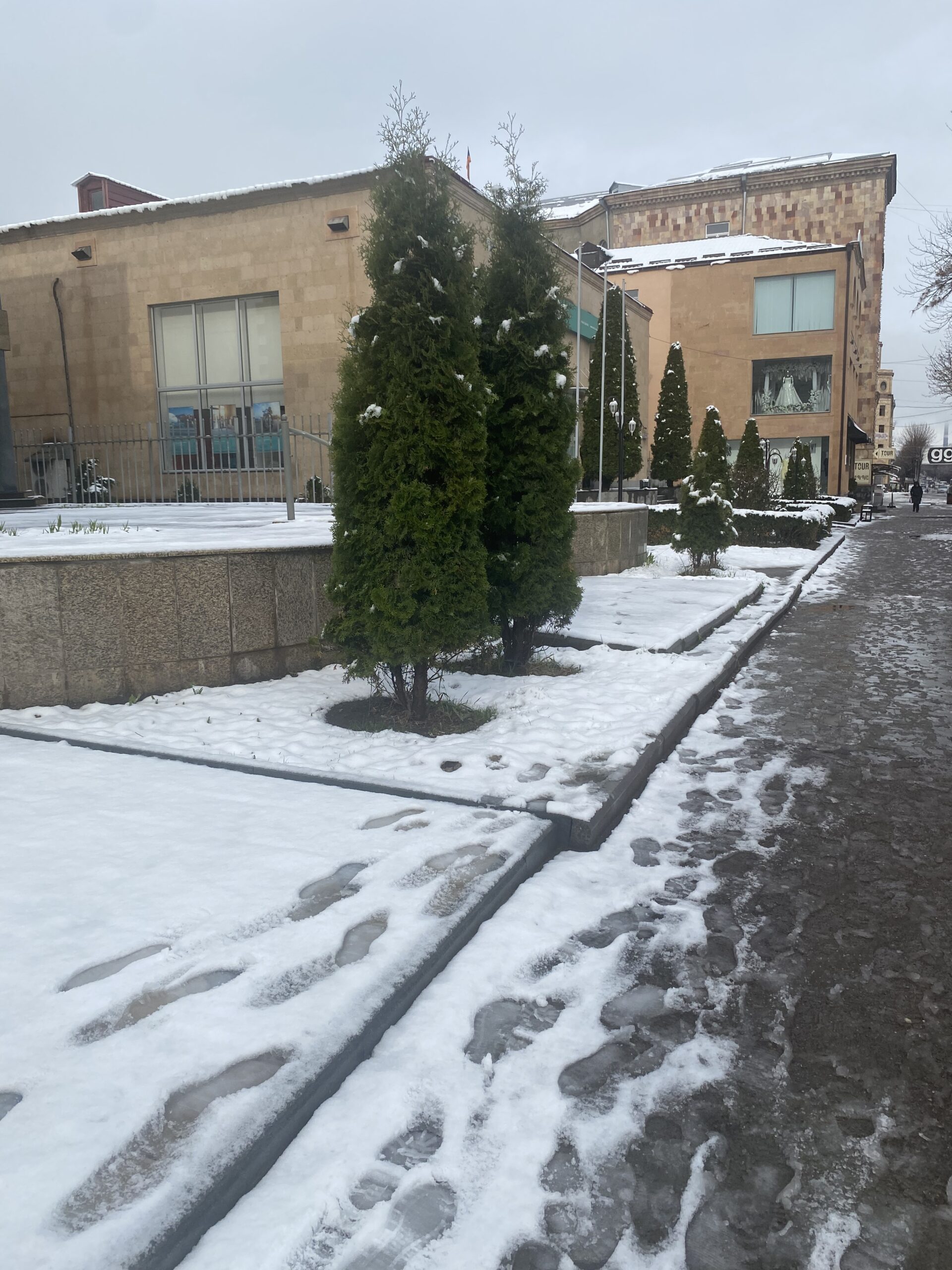 Carrer de Vanadzor amb edificis i vegetació coberts de neu a l'hivern
