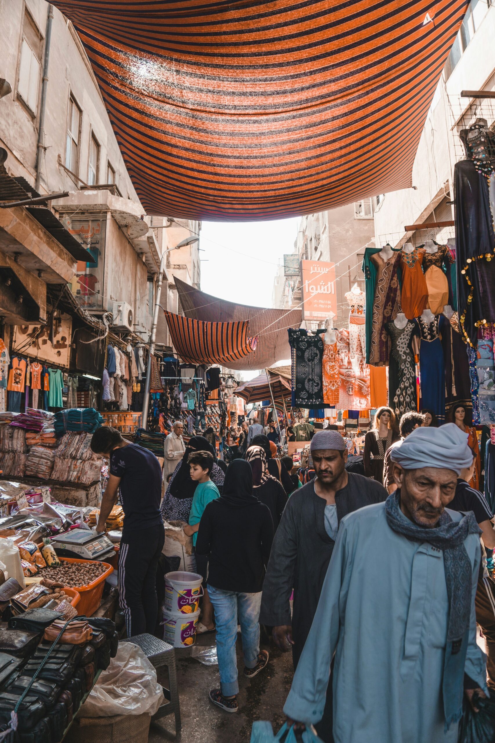 Carreró cobert del bazar Khan el-Khalili amb tendals i gent passejant
