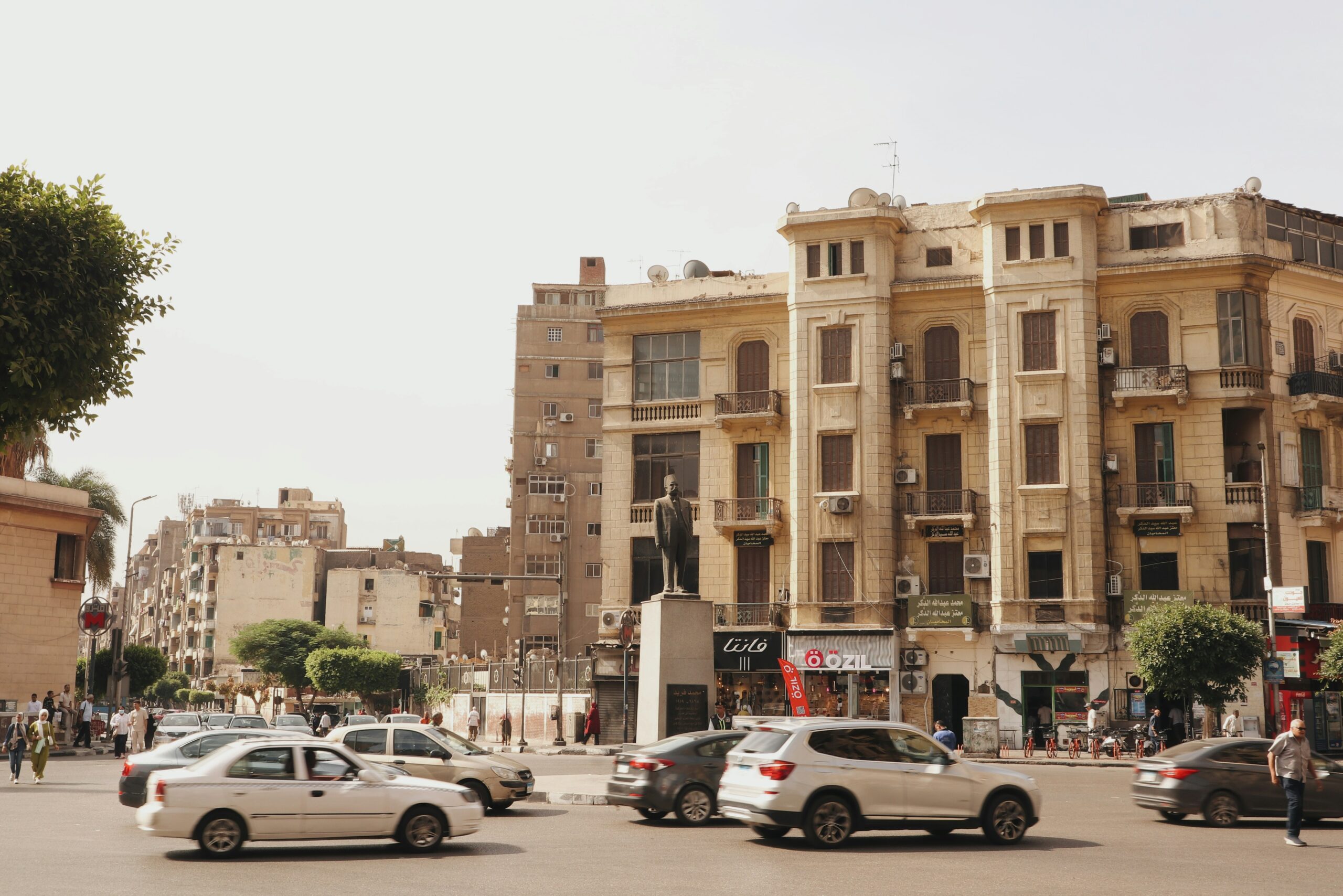 Carrer del Downtown del Caire amb edificis d'arquitectura d'inicis del segle XX