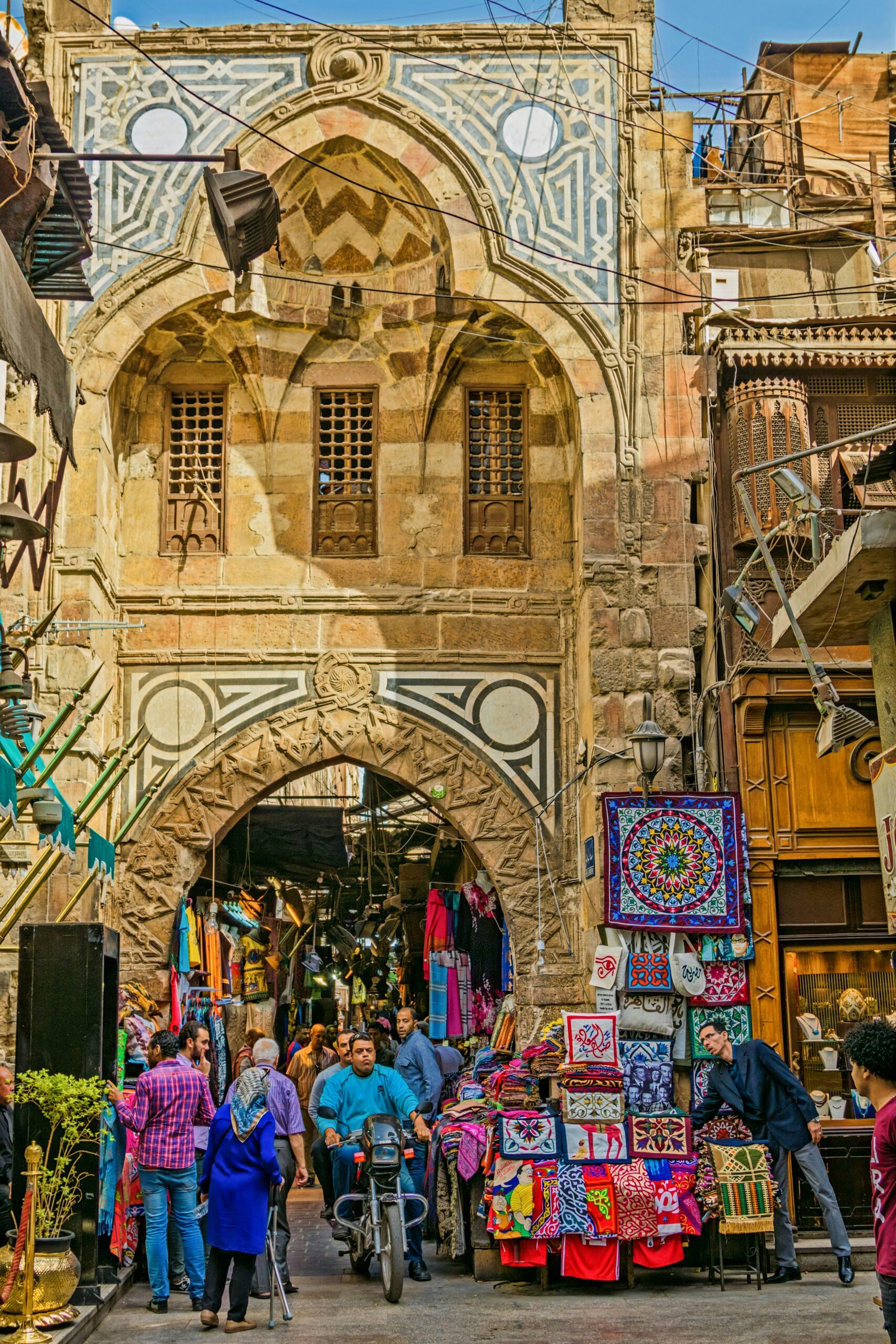 Porta monumental d'accés al Caire Islàmic amb parades de mercat colorides