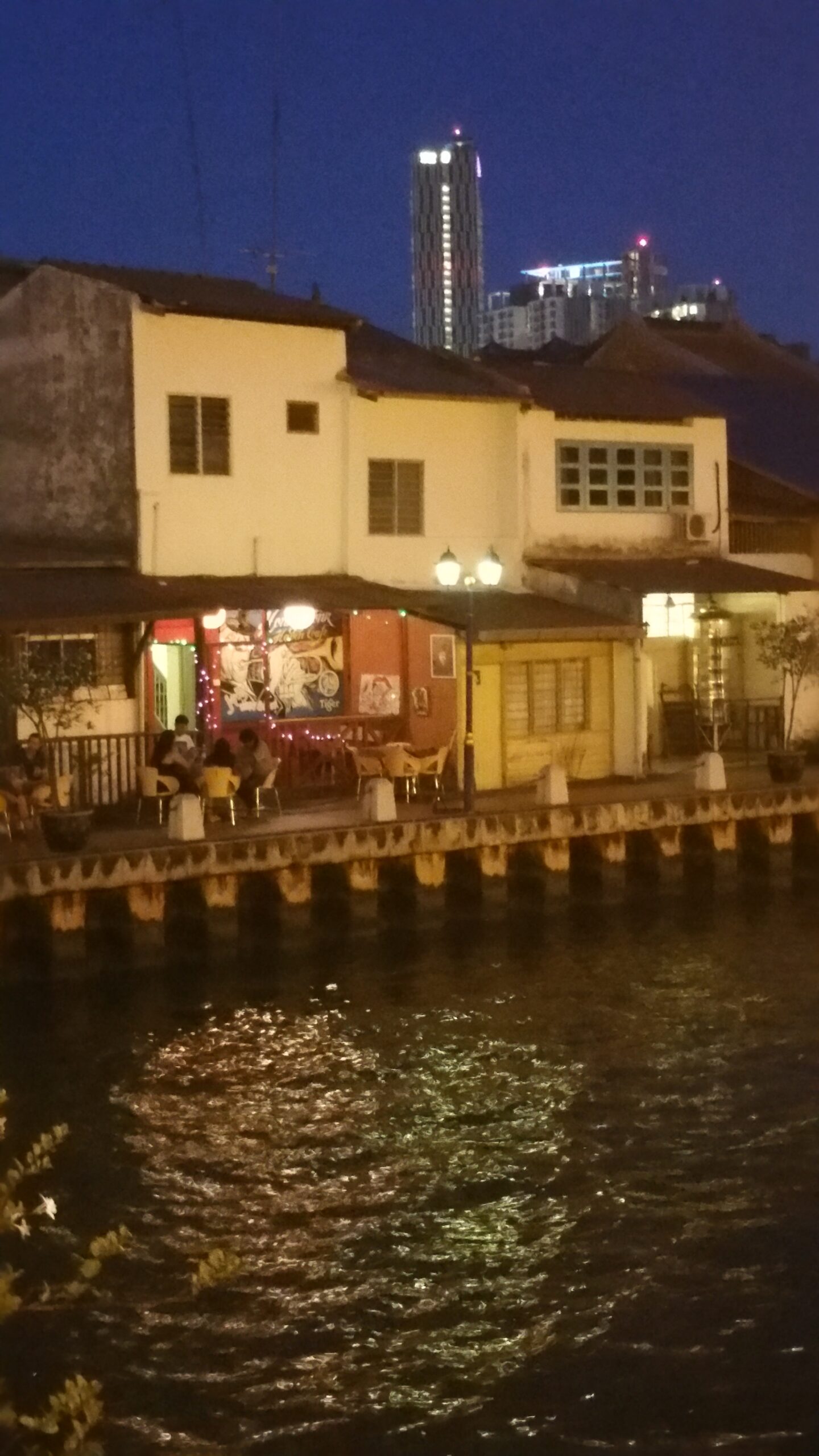 Cases tradicionals il·luminades a la riba del riu de Melaka, Malàisia