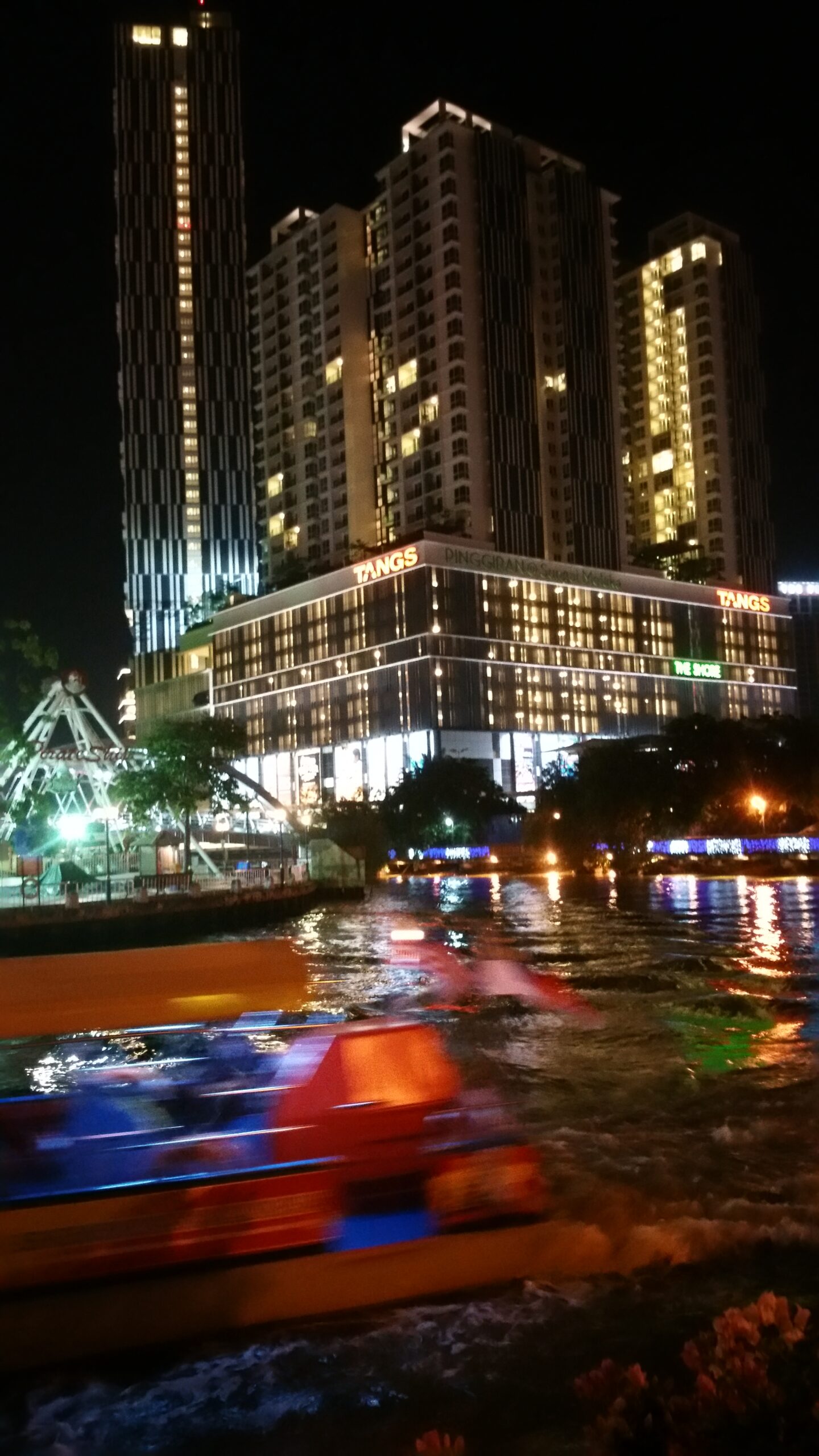 Edificis il·luminats al centre de Melaka durant la nit