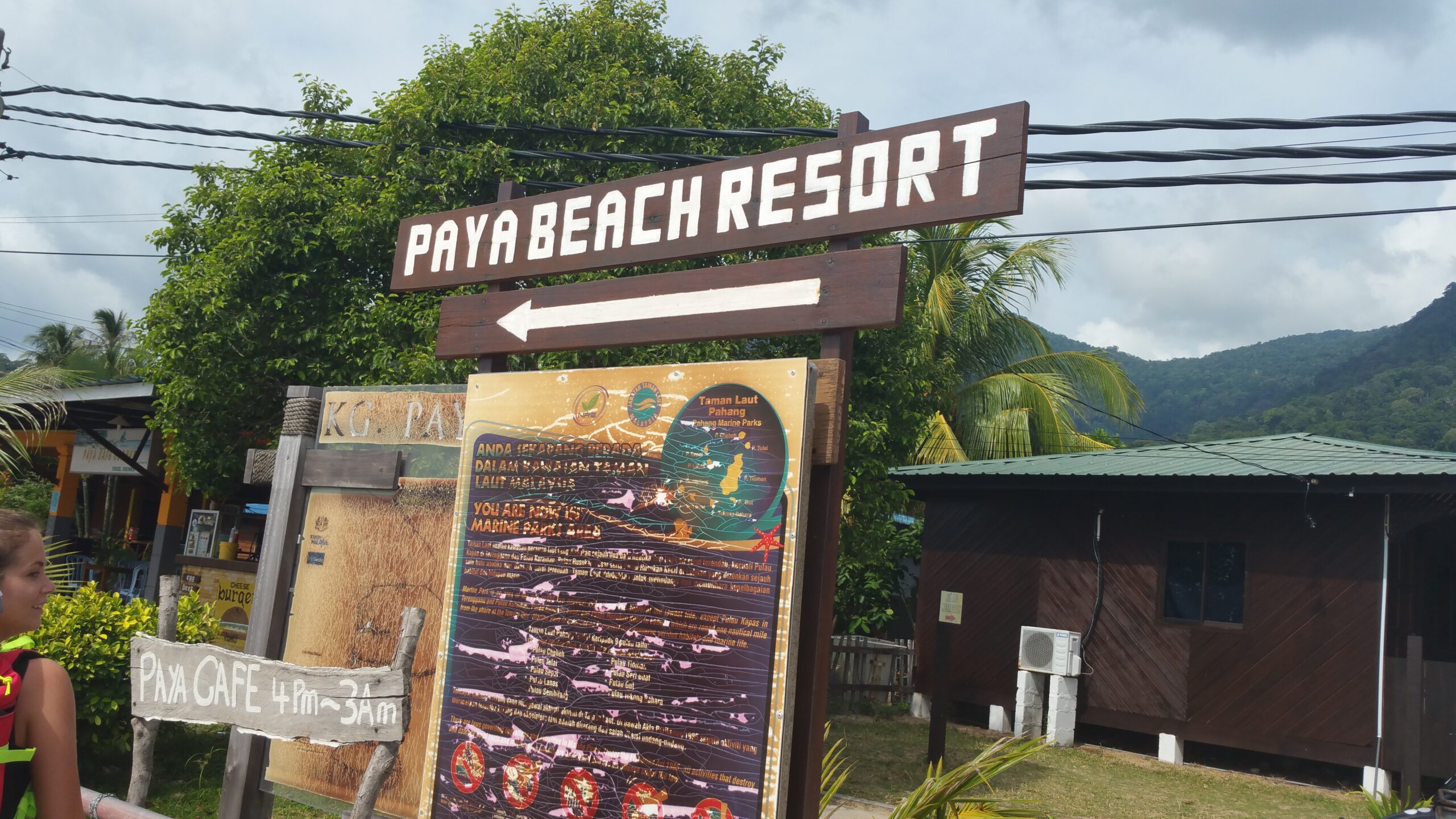 Entrada d'un allotjament envoltat de vegetació tropical a l'illa de Tioman, Malàisia