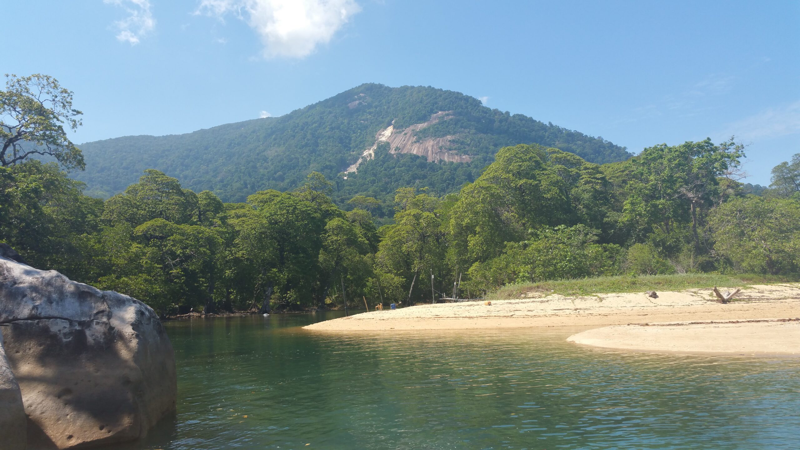 Badia tropical amb muntanyes a l'illa de Tioman, Malàisia