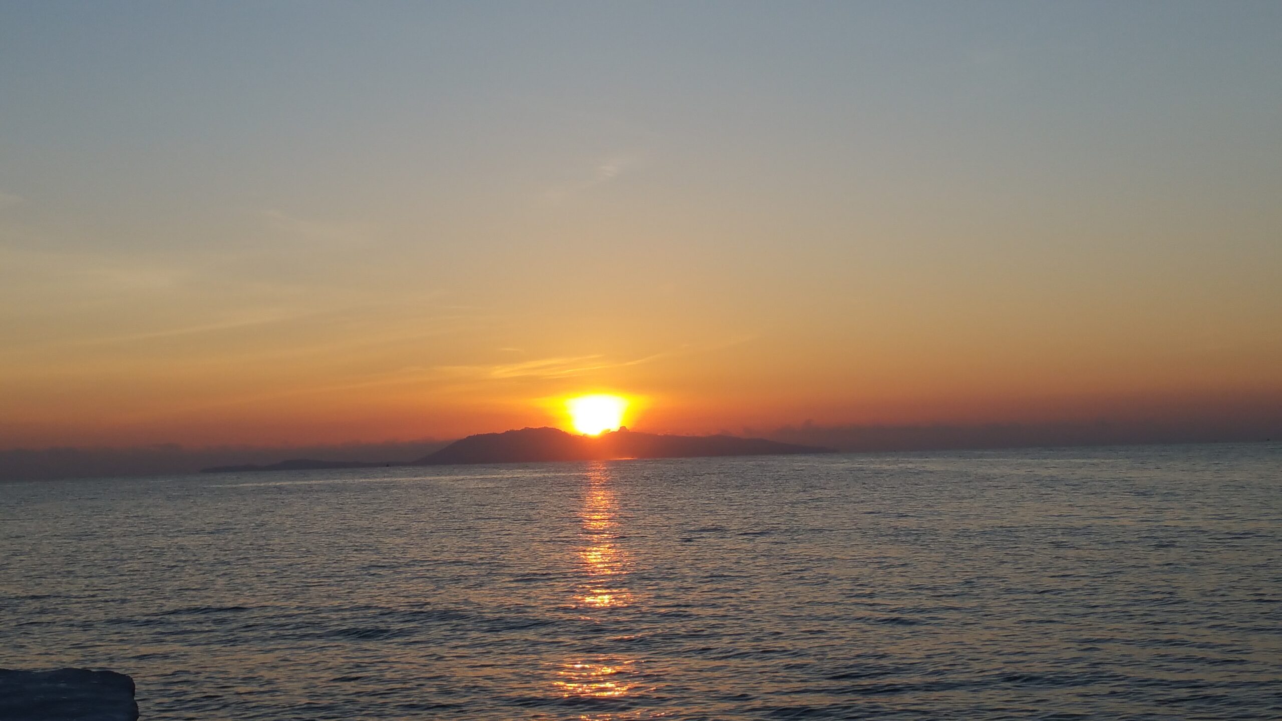 Sol sortint sobre el mar a les Illes Perhentian, a la costa est de Malàisia