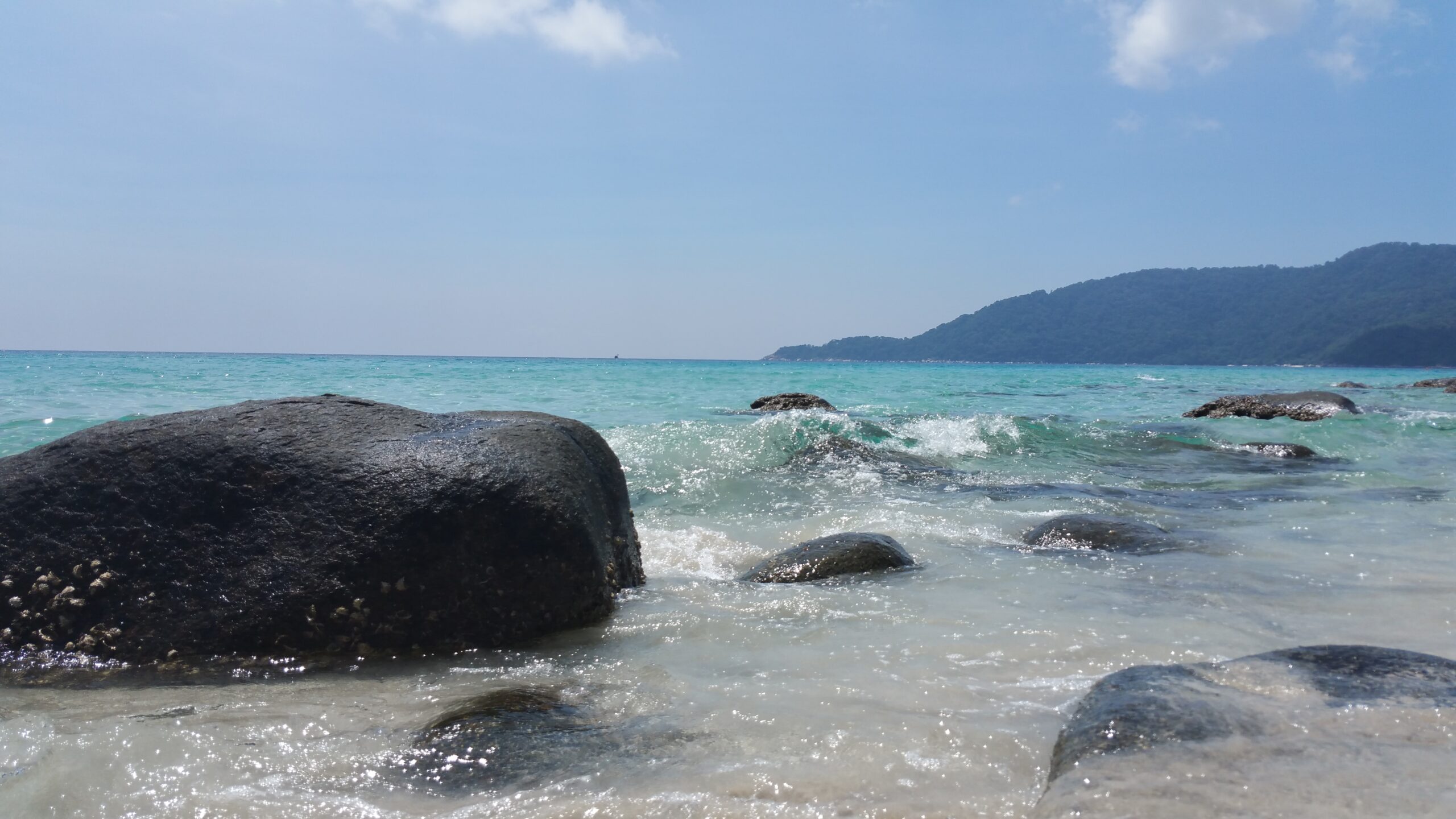 Roques de granit i mar turquesa davant la costa de Perhentian Kecil, Malàisia