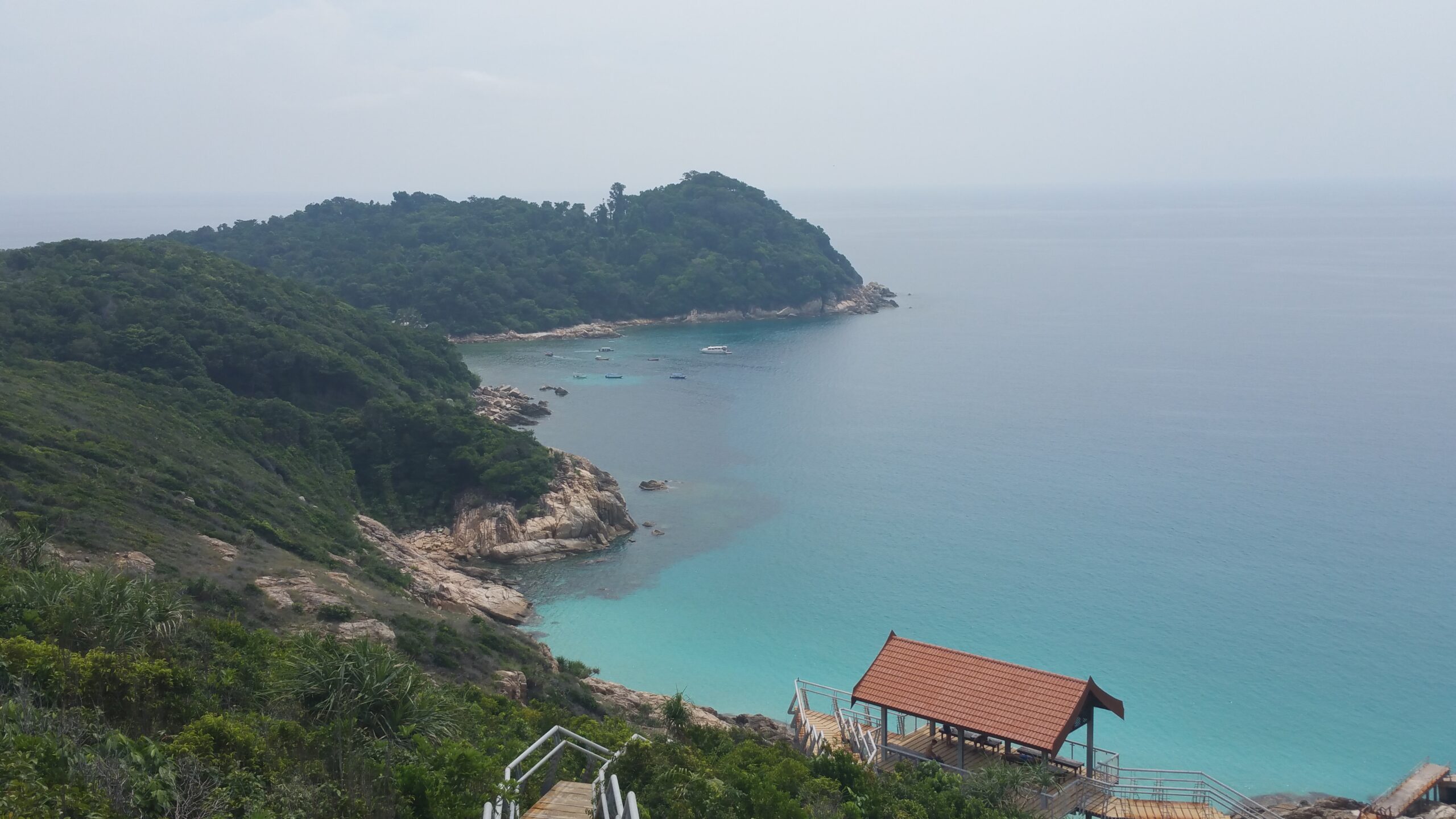 Vista panoràmica de la costa verda i les aigües turqueses de Perhentian Kecil, Malàisia