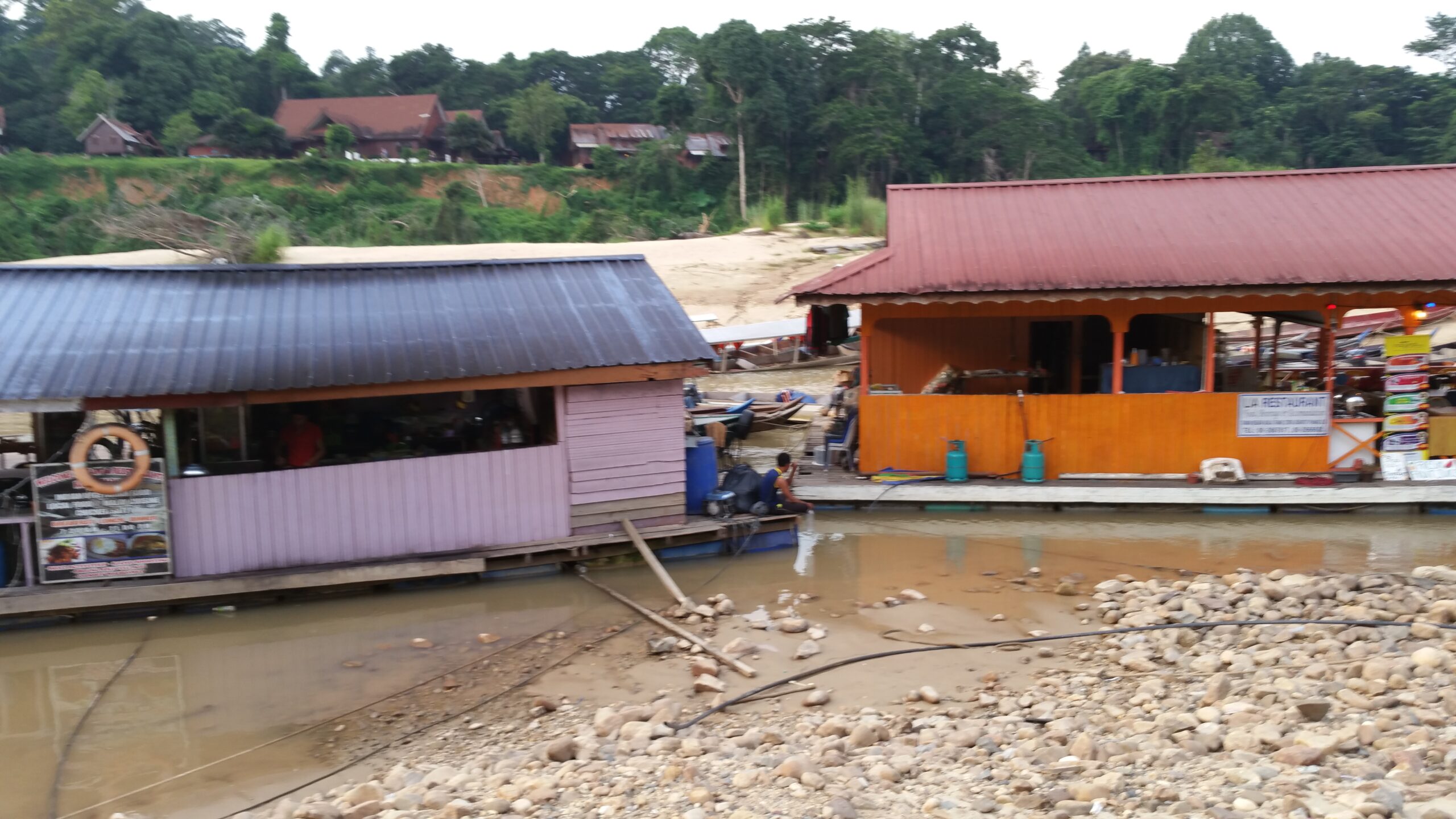 Allotjaments i edificis a la riba del riu de Kuala Tahan, Taman Negara