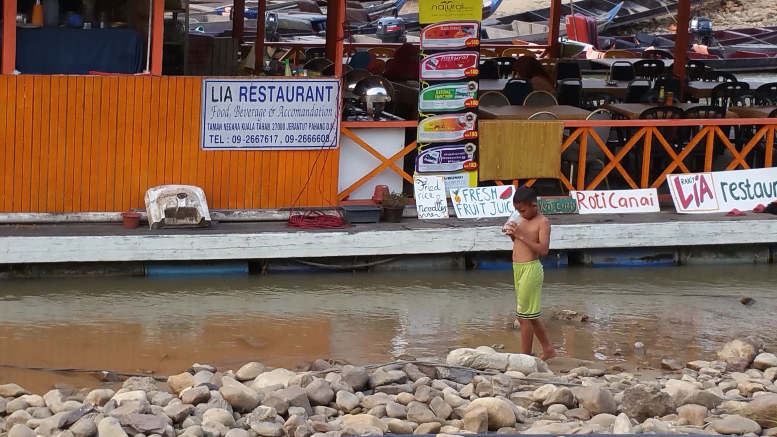 Restaurant flotant a la riba del riu Tembeling a Kuala Tahan