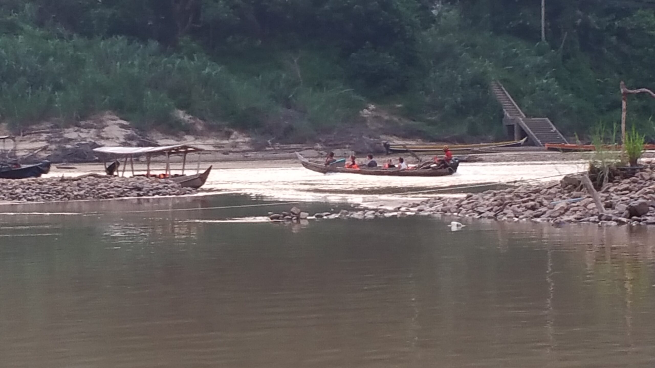 Barca tradicional navegant pel riu Tembeling davant la selva de Taman Negara