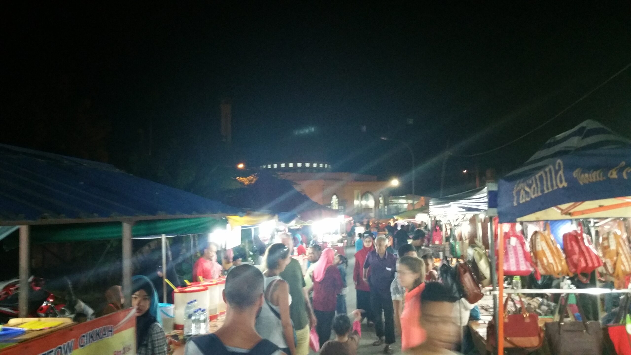 Parades il·luminades d'un mercat nocturn de Langkawi, Malàisia
