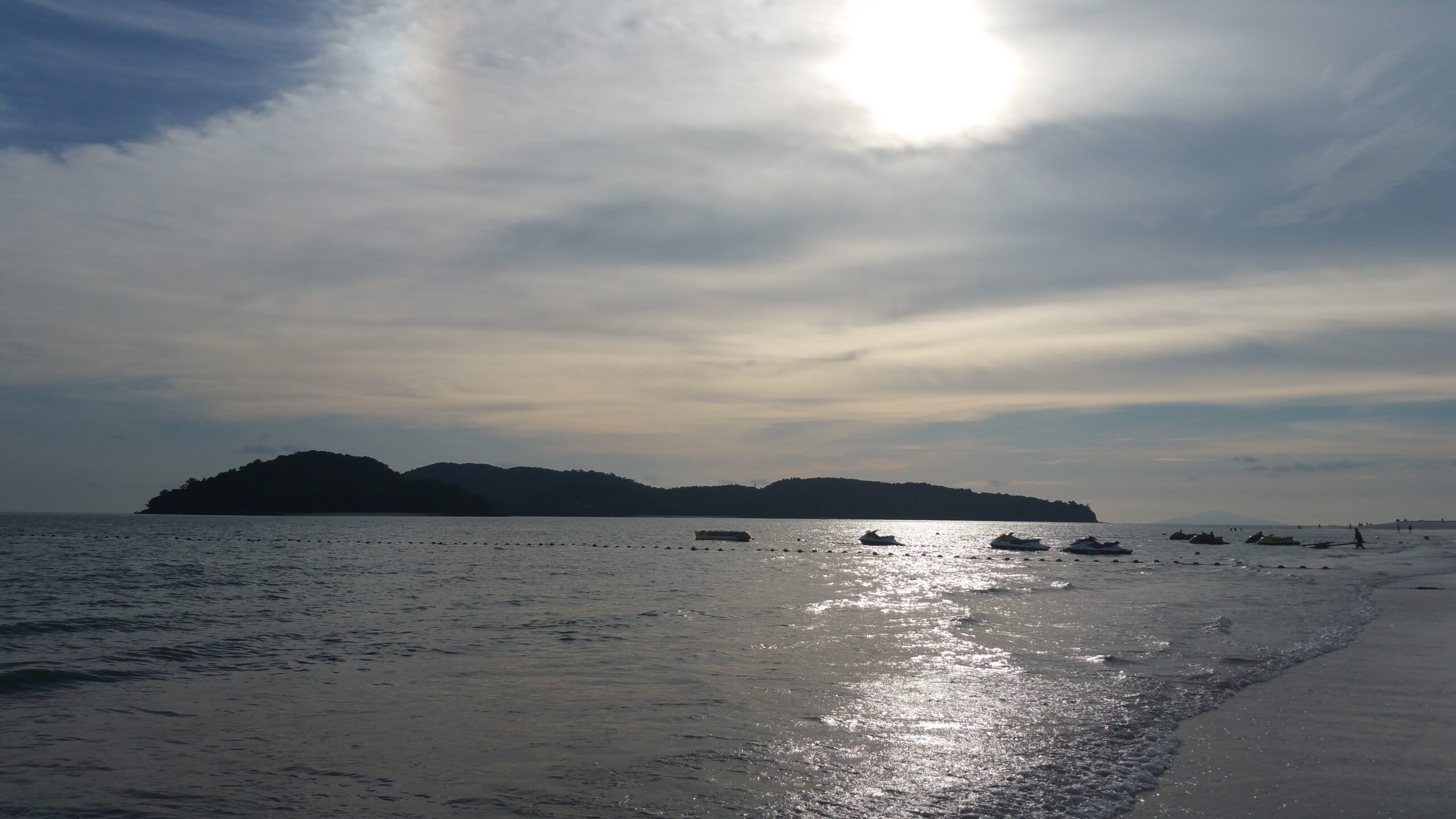 Posta de sol entre núvols sobre el mar i les illes de Langkawi, Malàisia