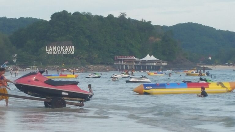Barques i motos d’aigua davant d’una platja de Langkawi, Malàisia