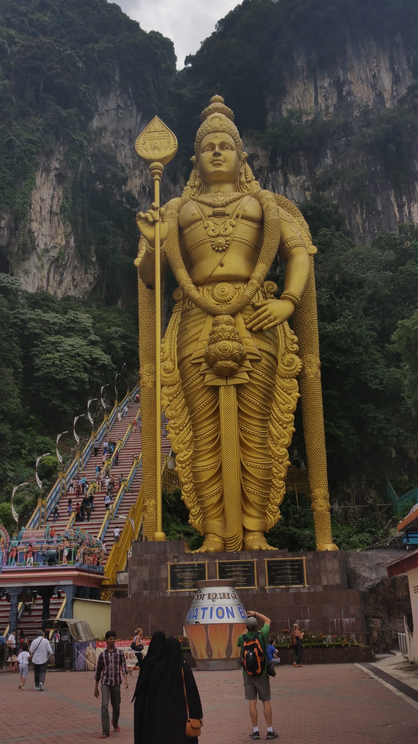 Gran estàtua daurada de Lord Murugan davant les parets de roca de Batu Caves