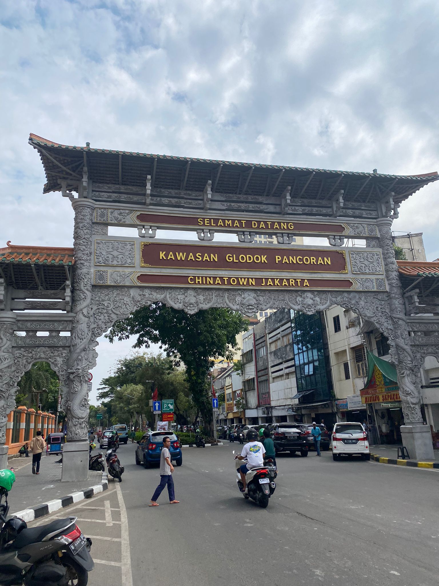 Botiga amb rètol xinès al barri de Glodok, Jakarta