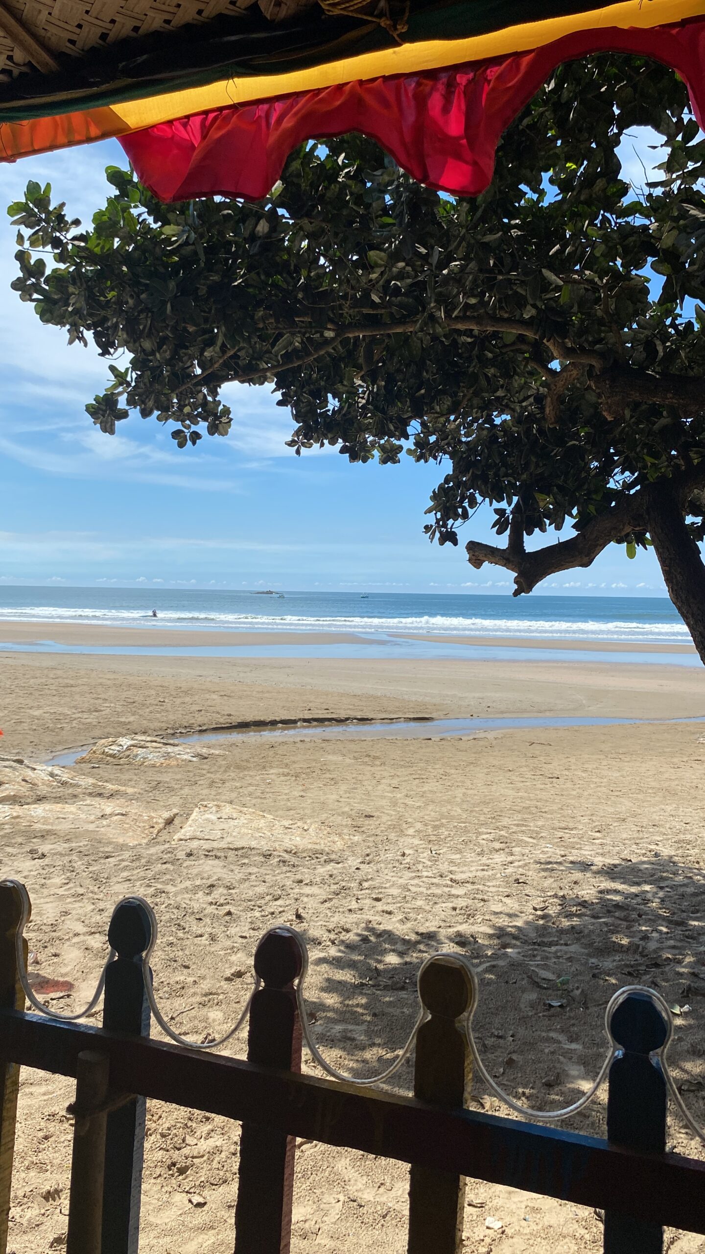 Gokarna, Karnataka Platja de Gokarna emmarcada per vegetació a la costa de Karnataka.