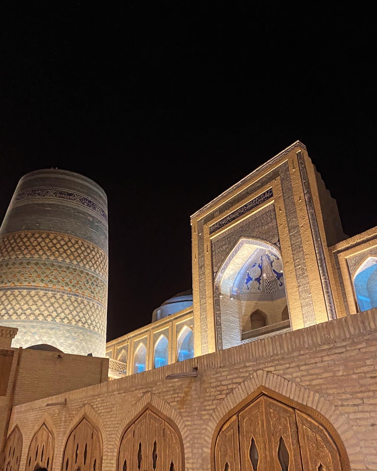 Minaret Kalyan i monuments del complex Po-i-Kalyan il·luminats de nit a Bukhara