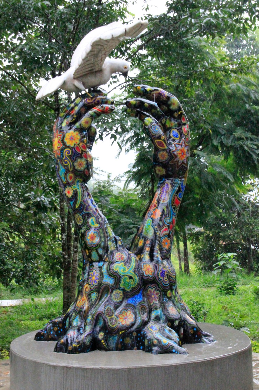 Escultura acolorida de Bosques de Paz envoltada de vegetació a Mocoa, Putumayo