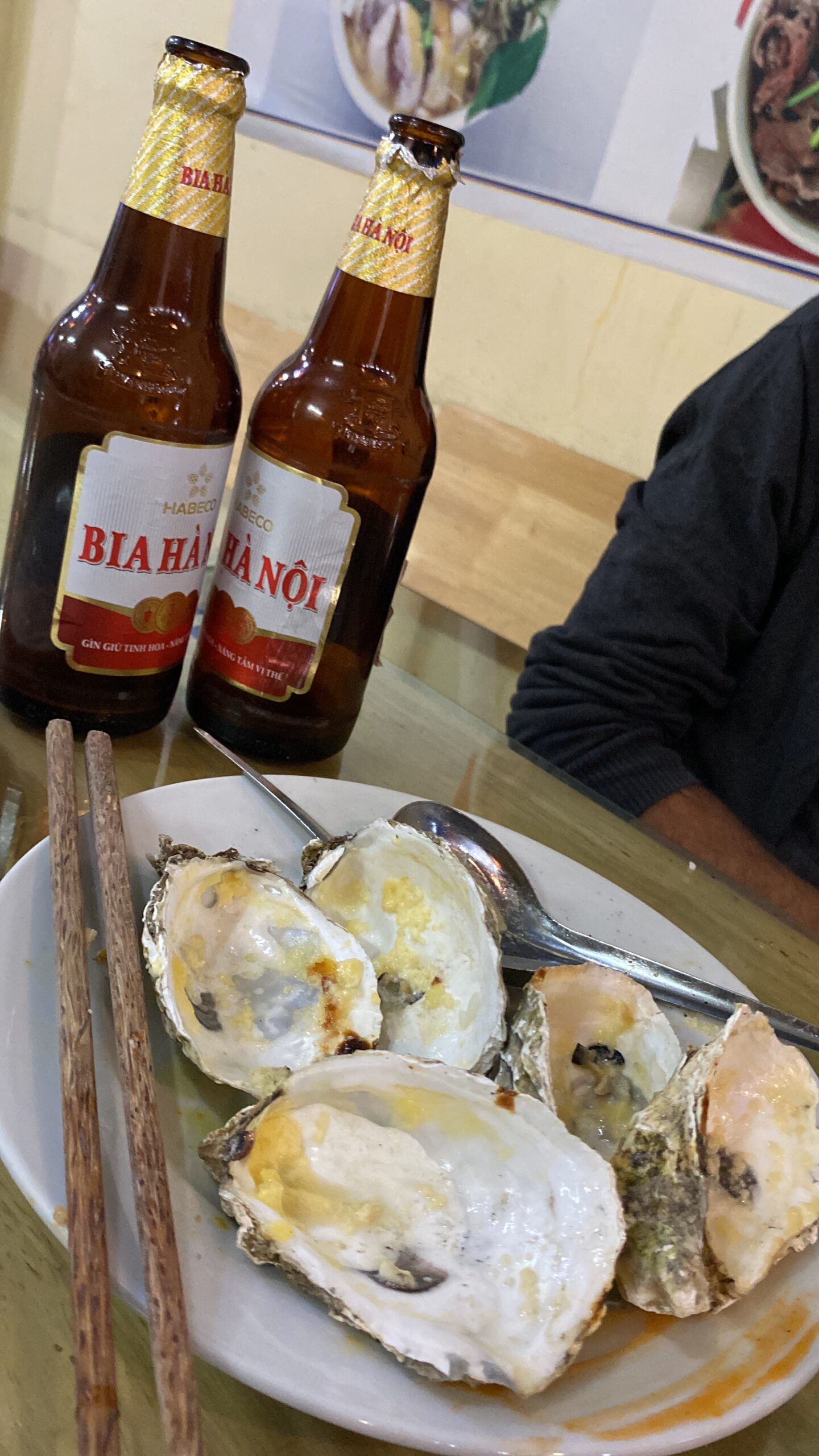 Ampolles de cervesa Bia Hanoi sobre una taula a Cat Ba, Vietnam