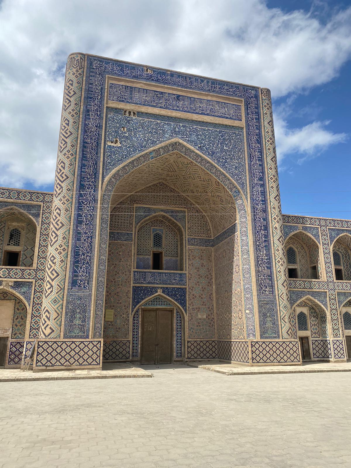 Portal decorat amb mosaics blaus del complex Po-i-Kalyan de Bukhara