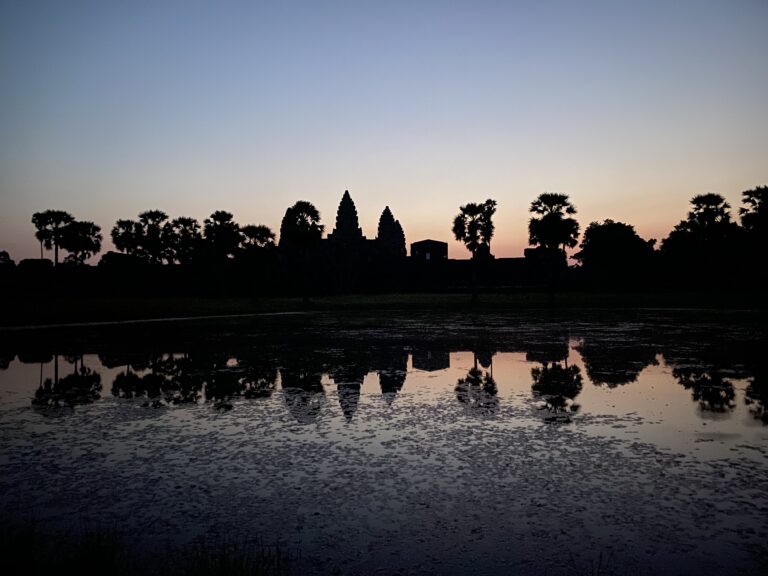 Silueta de les torres d'Angkor Wat reflectides a l'estany