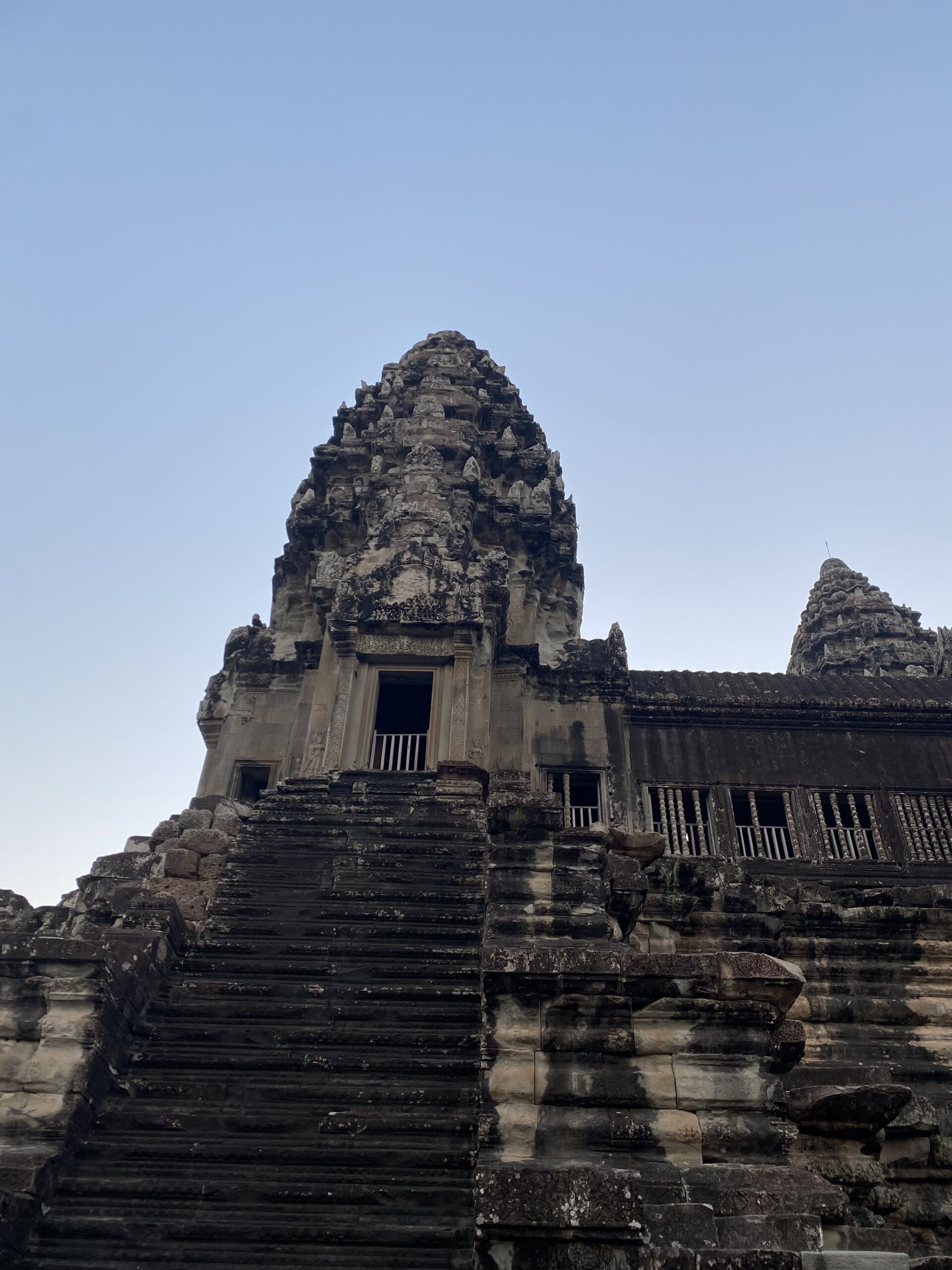 Temple-muntanya d'Angkor contra el cel