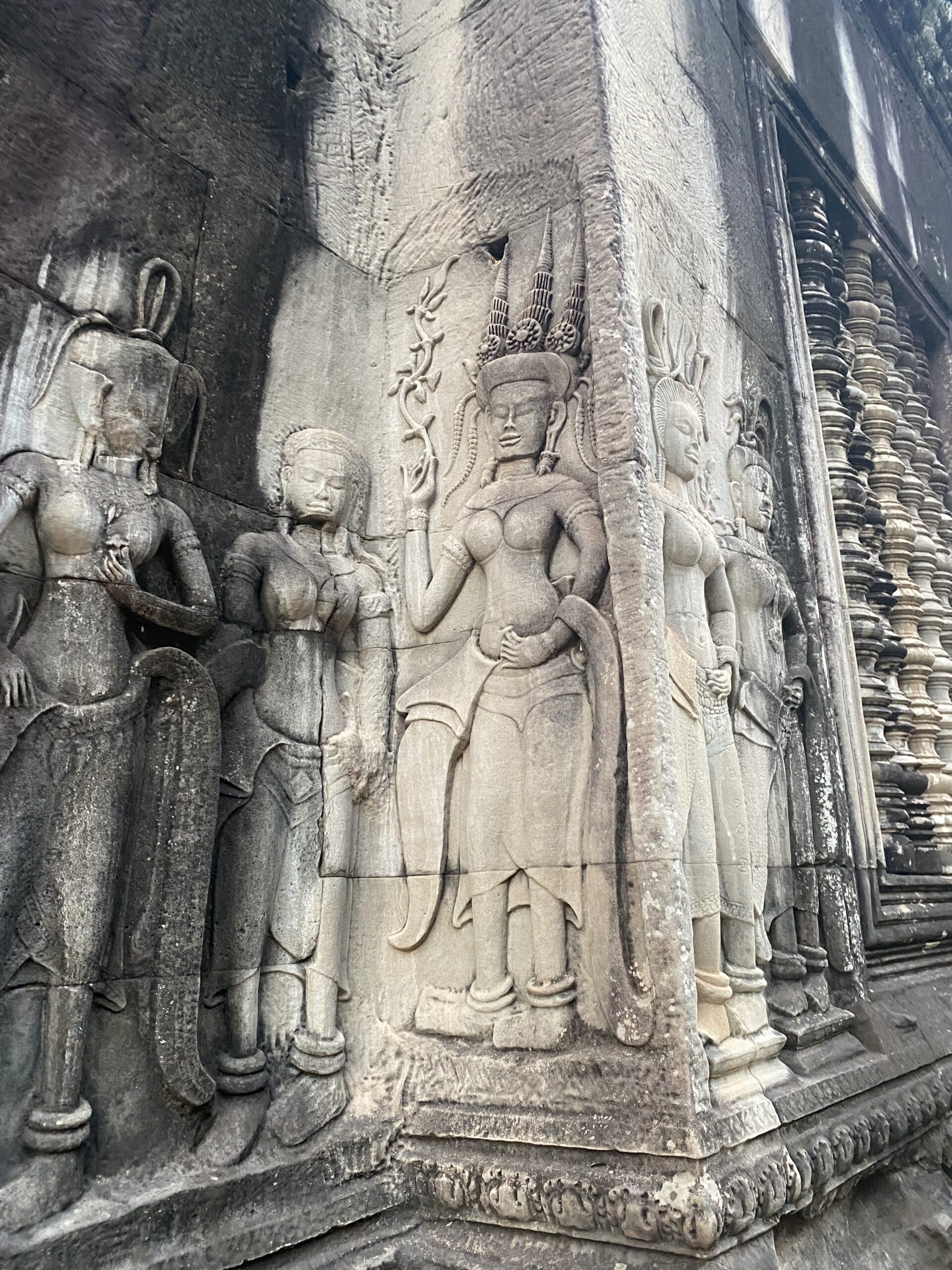 Baix relleu esculpit de figures a un temple d'Angkor