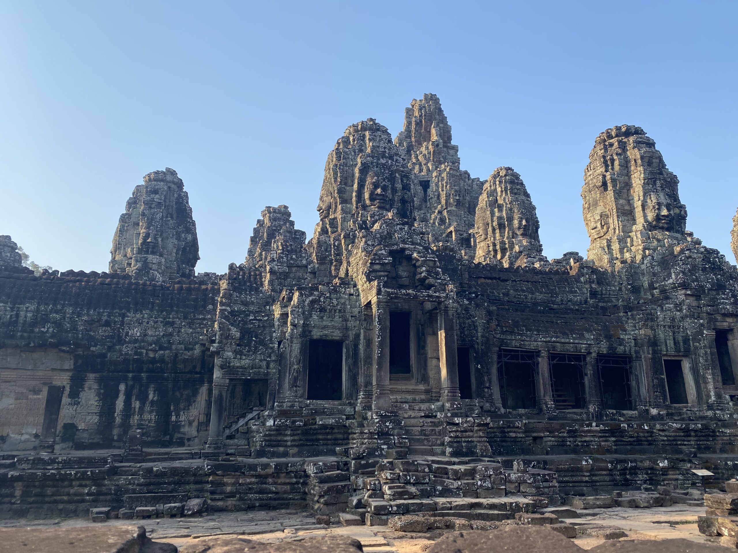 Torres amb cares de pedra somrients del temple Bayon, Angkor Thom