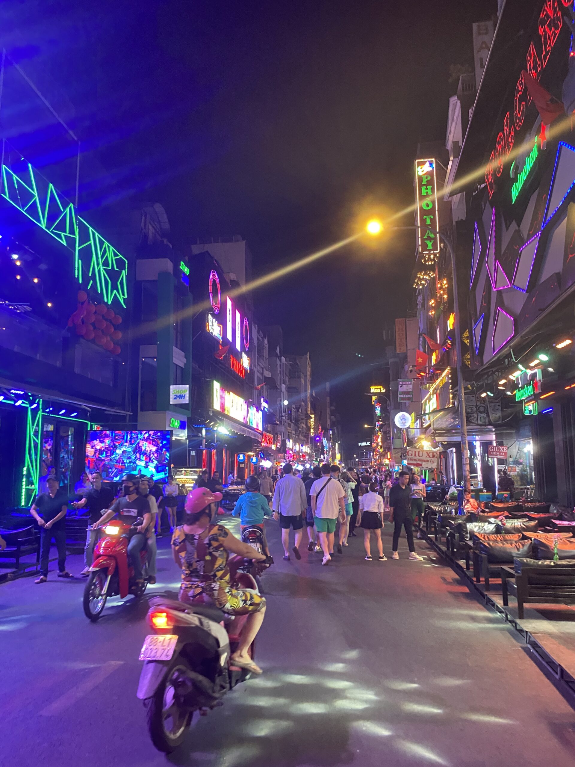 Carrer Bui Vien de nit Neons i ambient nocturn al carrer Bui Vien, la zona de motxillers de Ho Chi Minh