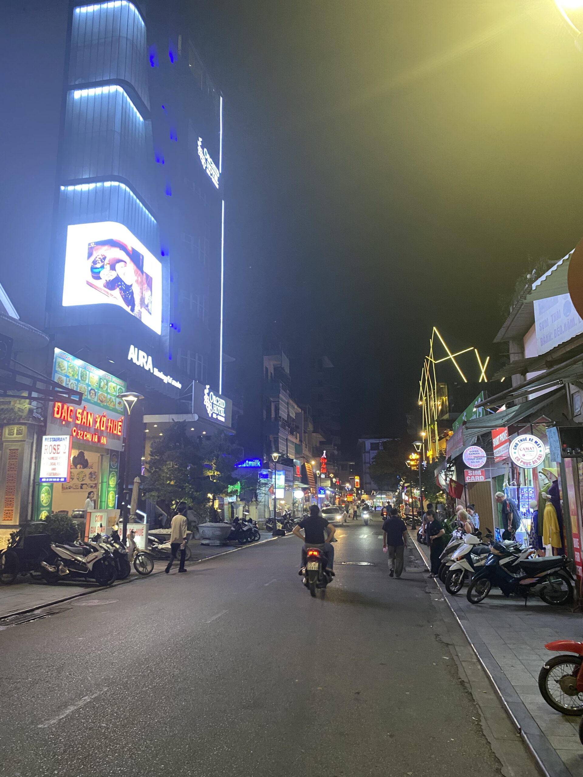 Hue de nit Carrer il·luminat de nit amb decoració de neons a Hue, Vietnam