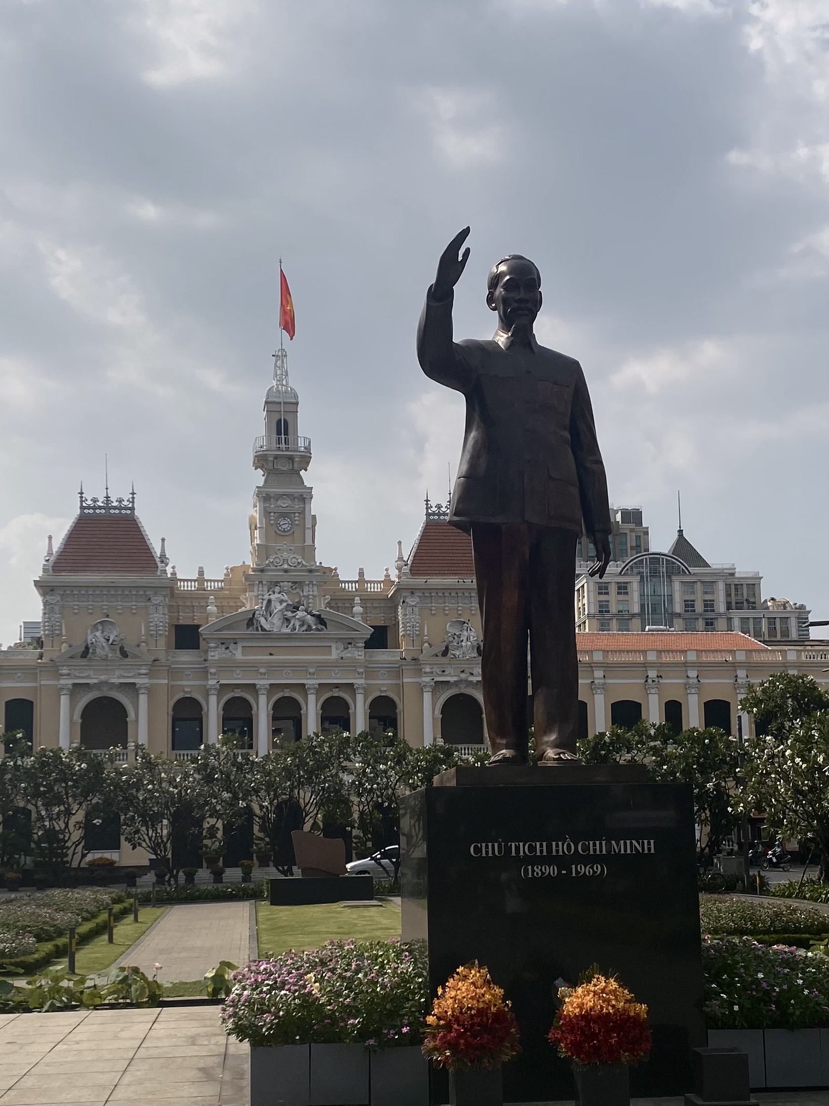 Estàtua de Ho Chi Minh davant l'Ajuntament Estàtua de Ho Chi Minh amb el braç aixecat davant l'edifici de l'Ajuntament, Districte 1, Ho Chi Minh