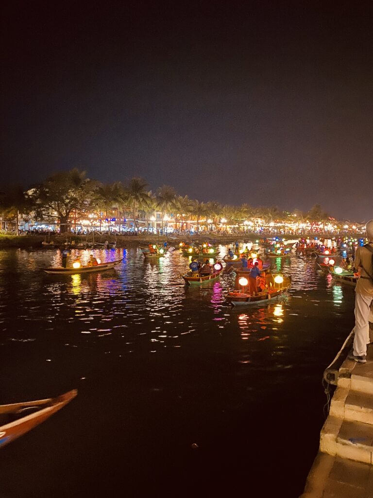 Llanternes flotant al riu Thu Bon i el casc antic il·luminat de nit a Hoi An, Vietnam