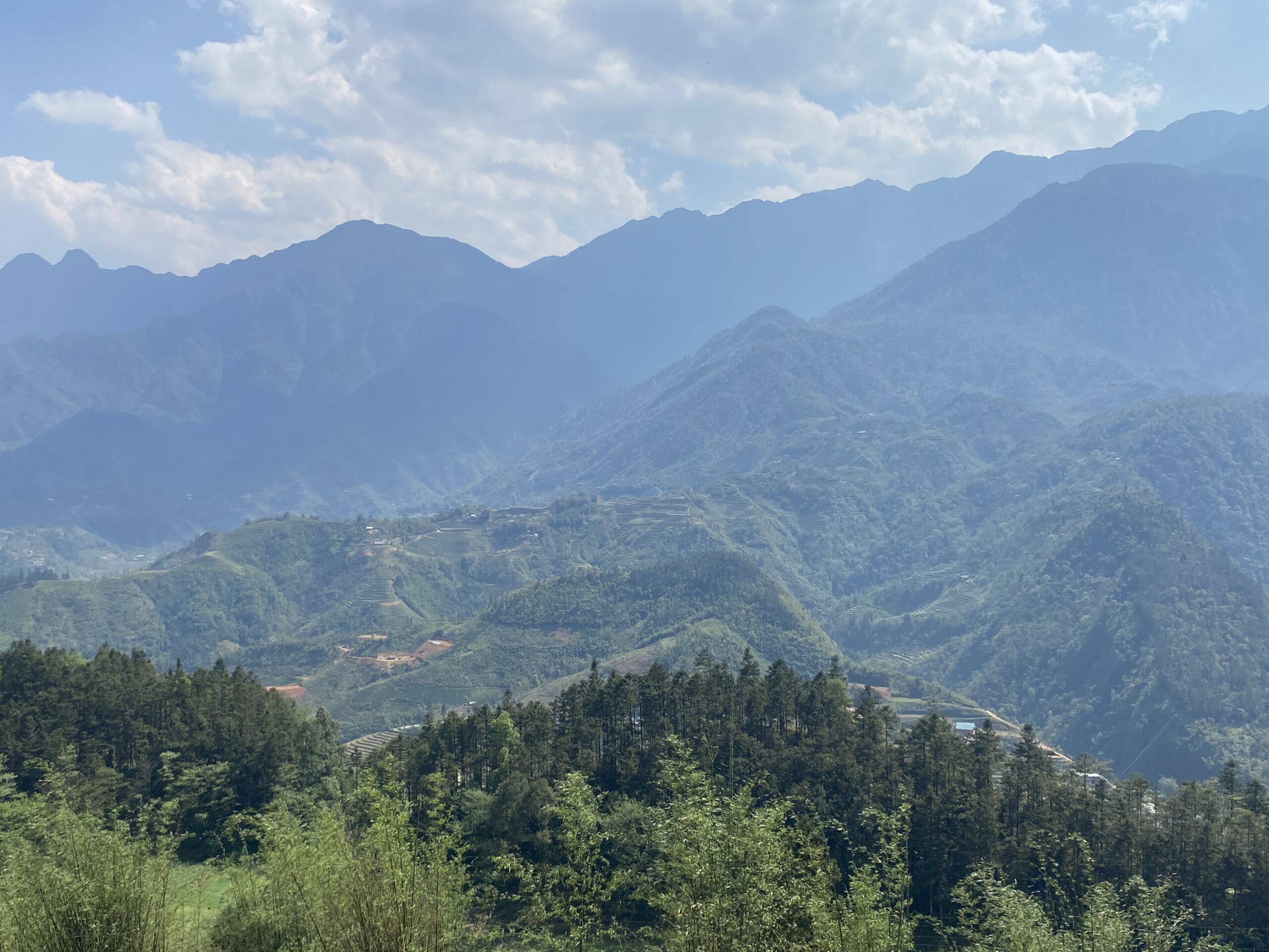 Muntanyes cobertes de boira a Sapa, Vietnam