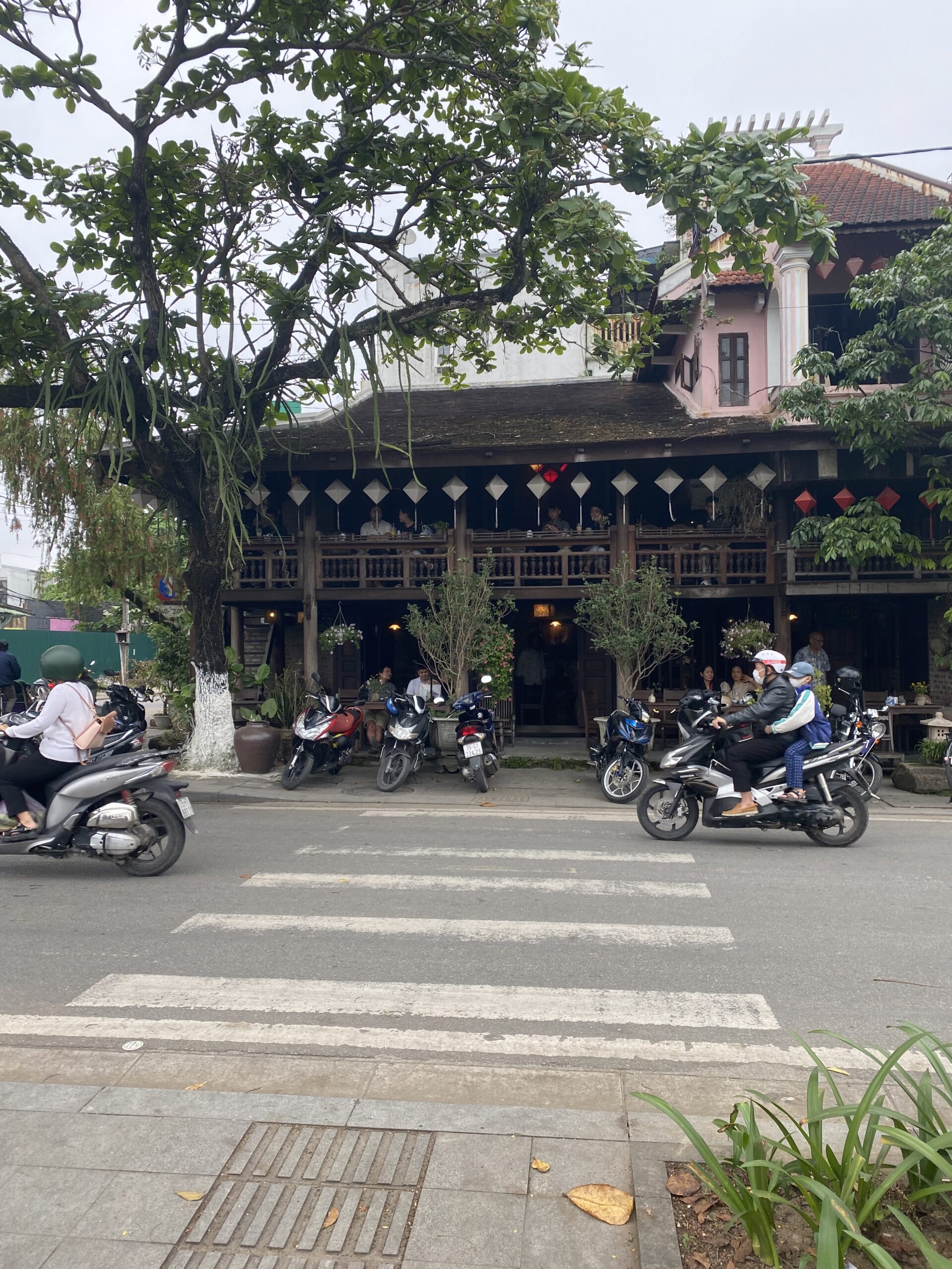 Carrer amb motos prop d'un temple a Hue Carrer amb motos i decoració vermella prop d'un temple a Hue, Vietnam