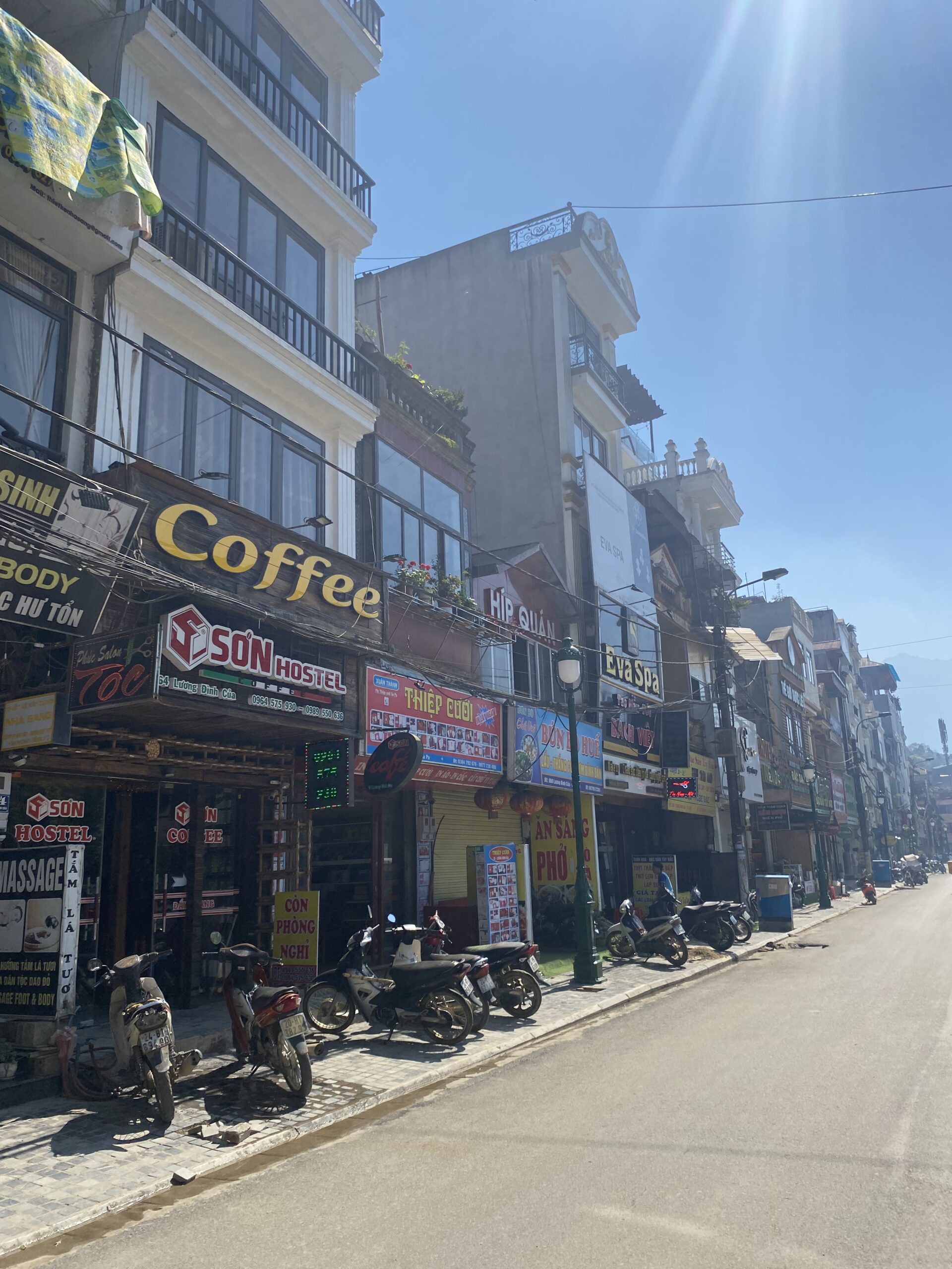 Carrer del centre de Sapa amb façanes i cafeteries, Vietnam